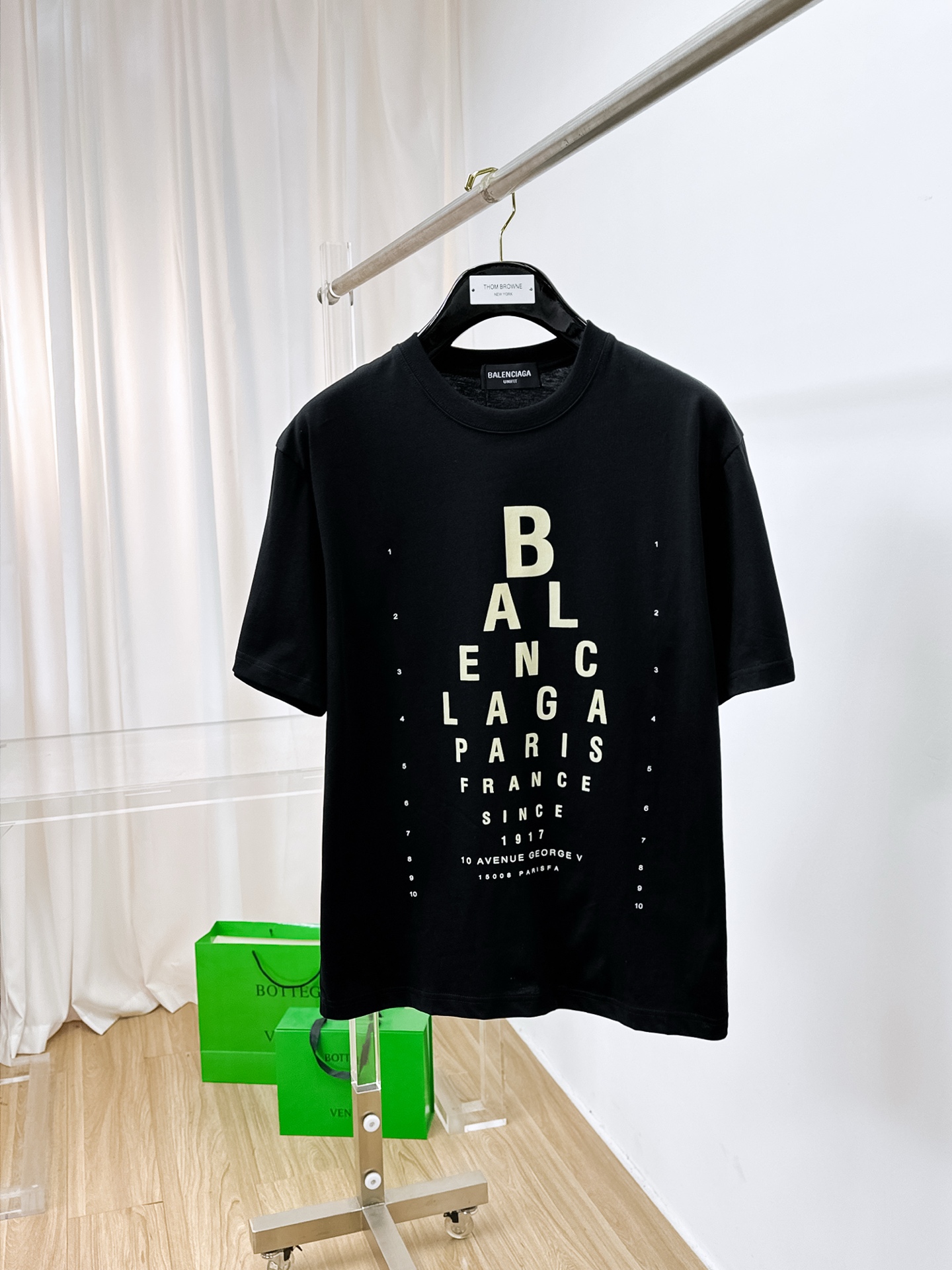 NO:441263,Ss Balenciaga pure cotton latest fabric (highest version) classic logo pattern logo fashionable simple trendy short sleeves, top quality counter original single short sleeves, top production craft imported fabrics, unique design of counter style, using imported high-end customized fabrics. The official website is on sale!  Excellent fabric fit, size..Black and white M-3XL,,balenciaga,T-shirt,alexander wang19860909ss巴黎世家纯棉最新面料（最高版本）经典标识图案logo时尚简约潮流短袖,最顶级的品质专柜原单短袖,顶级制作工艺进口面料,专柜款独特设计,采用进口高端订制面料.官网在售！面料版型超赞 码数..黑白色 M-3XL,,balenciaga,T-shirt,alexander wang,Men's clothing