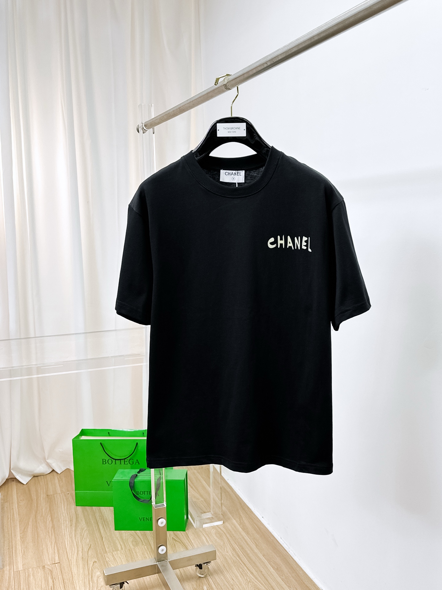 NO:441268,Ss Sailin pure cotton latest fabric (highest version) classic logo pattern logo fashionable simple trendy short sleeves, top quality counter original single short sleeves, top production craft imported fabrics, unique design of counter style, using imported high-end customized fabrics. The official website is on sale!  Excellent fabric fit, size..Black and white M-3XL, T-shirt,alexander wang19860909ss赛林纯棉最新面料（最高版本）经典标识图案logo时尚简约潮流短袖,最顶级的品质专柜原单短袖,顶级制作工艺进口面料,专柜款独特设计,采用进口高端订制面料.官网在售！面料版型超赞 码数..黑白色 M-3XL,,T-shirt,alexander wang,Men's clothing