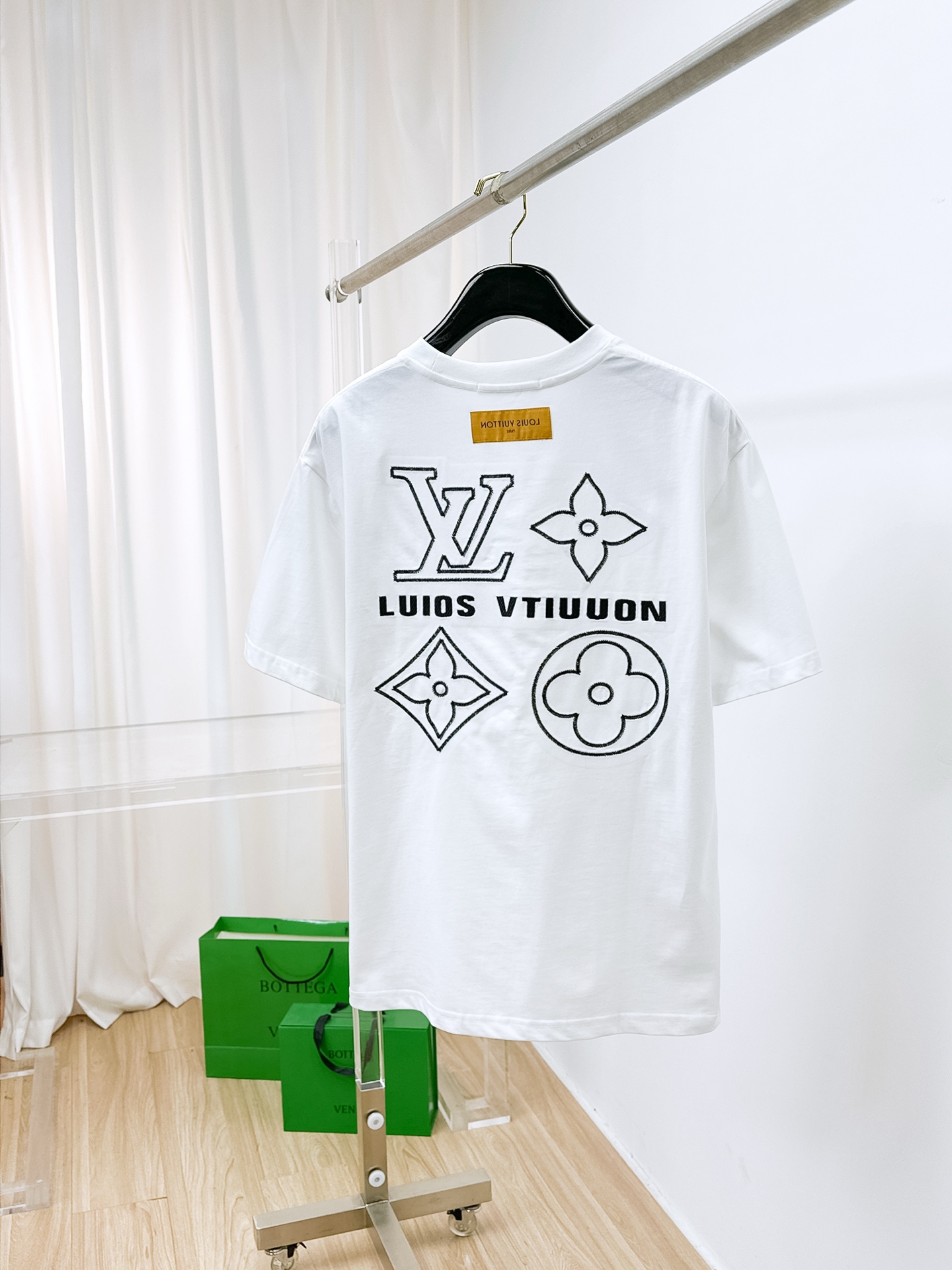 ssLV纯棉最新面料（最高版本）经典标识图案logo时尚简约潮流短袖，最顶级的品质专柜原单短袖，顶级制作