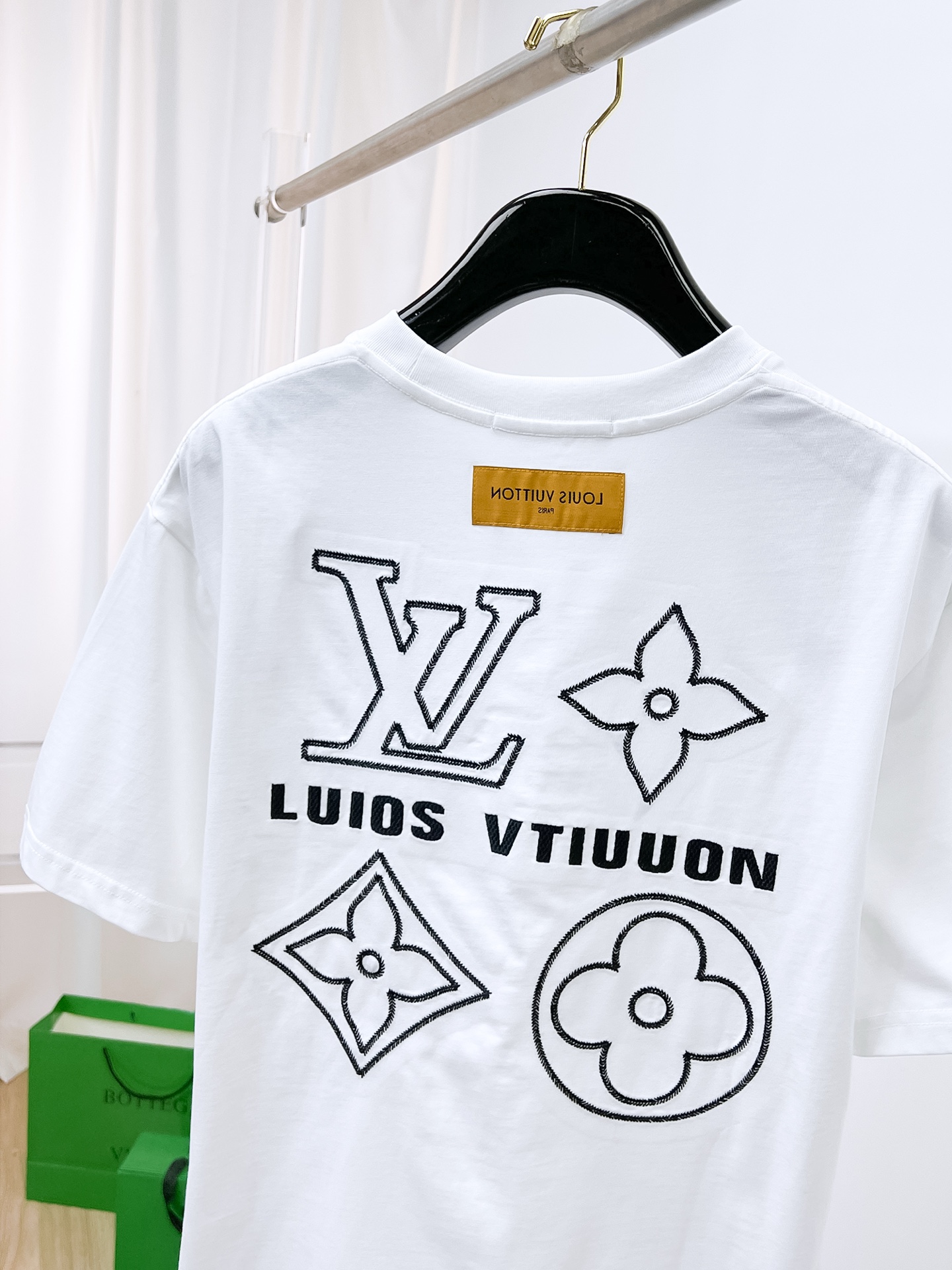 ssLV纯棉最新面料（最高版本）经典标识图案logo时尚简约潮流短袖，最顶级的品质专柜原单短袖，顶级制作