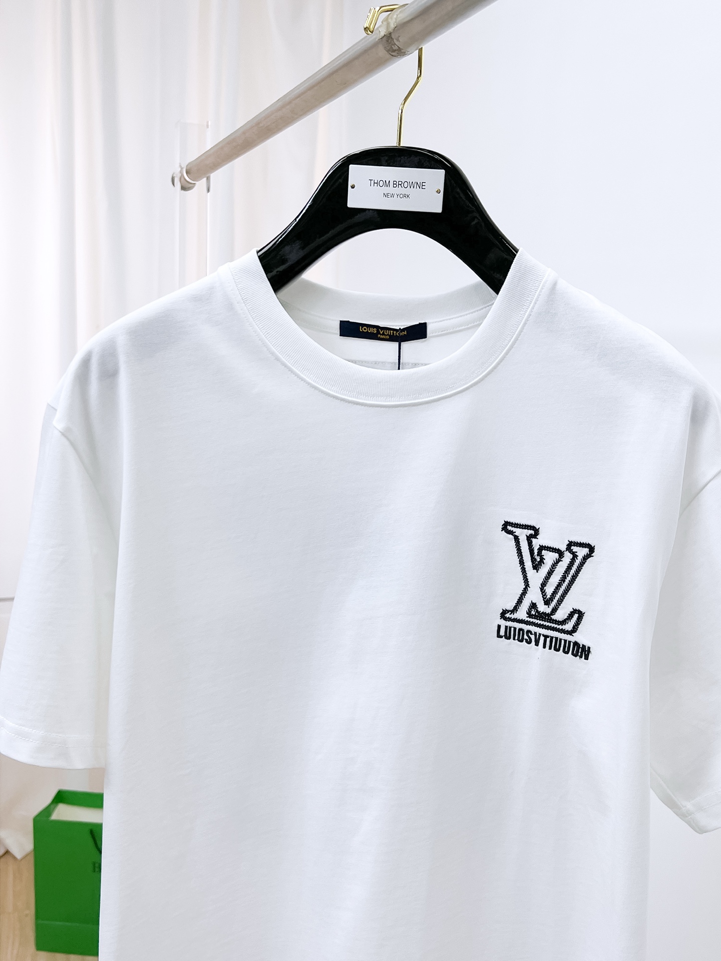 ssLV纯棉最新面料（最高版本）经典标识图案logo时尚简约潮流短袖，最顶级的品质专柜原单短袖，顶级制作