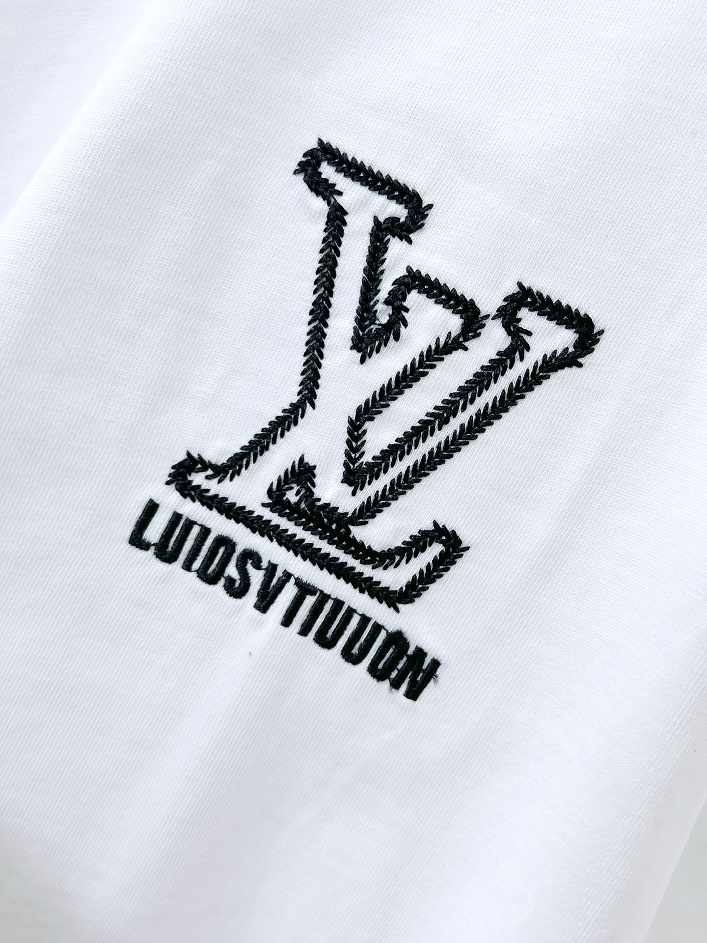 ssLV纯棉最新面料（最高版本）经典标识图案logo时尚简约潮流短袖，最顶级的品质专柜原单短袖，顶级制作