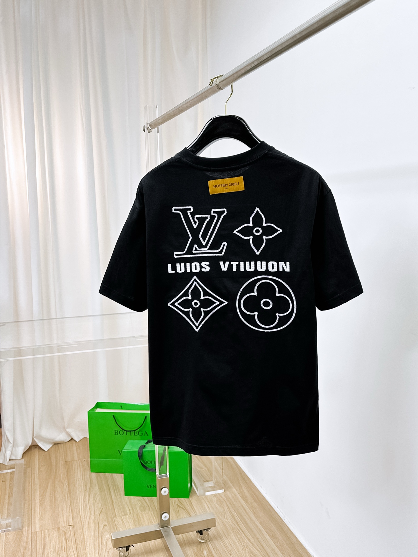 ssLv纯棉最新面料（最高版本）经典标识图案logo时尚简约潮流短袖，最顶级的品质专柜原单短袖，顶级制作