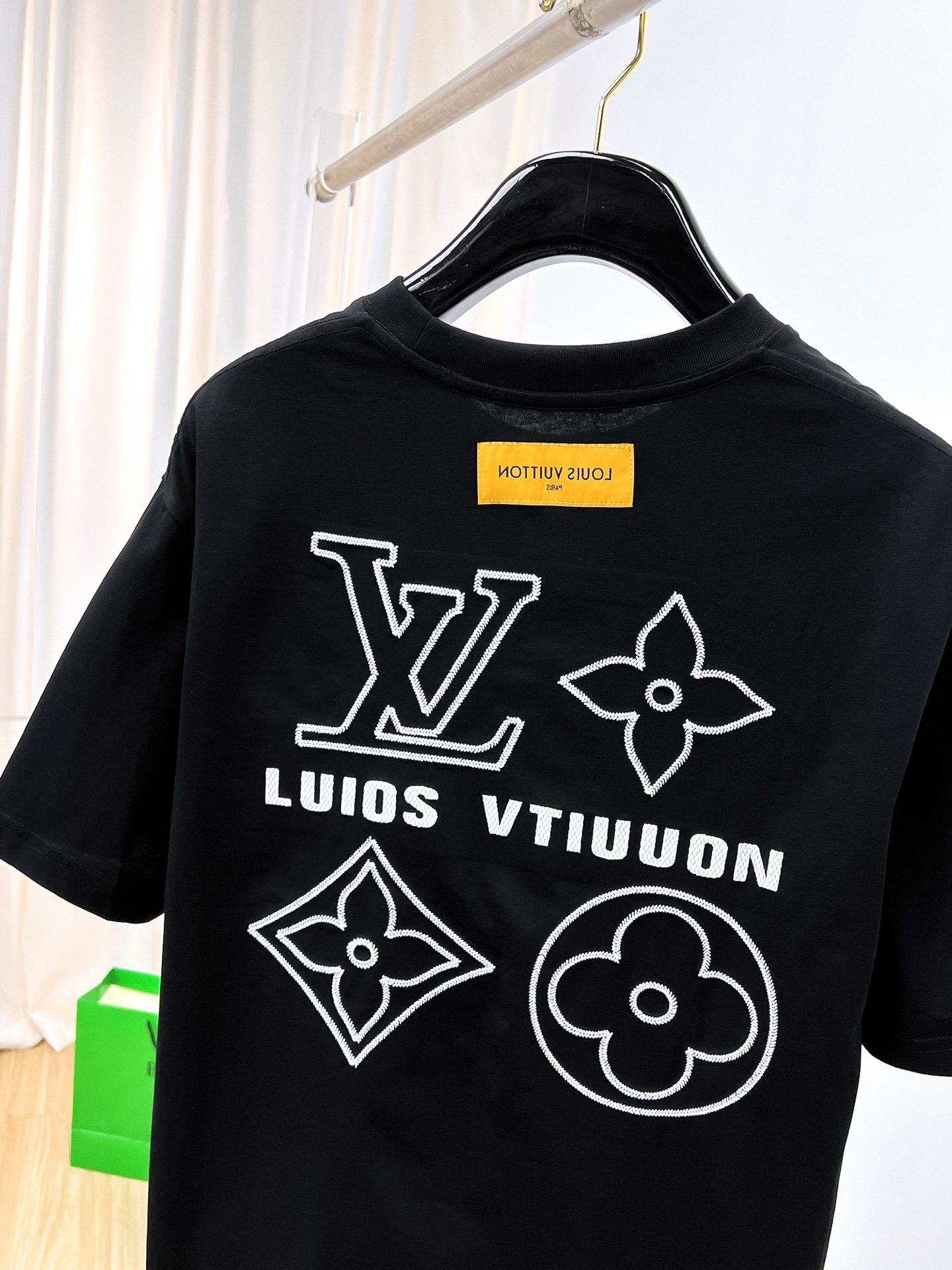 ssLv纯棉最新面料（最高版本）经典标识图案logo时尚简约潮流短袖，最顶级的品质专柜原单短袖，顶级制作