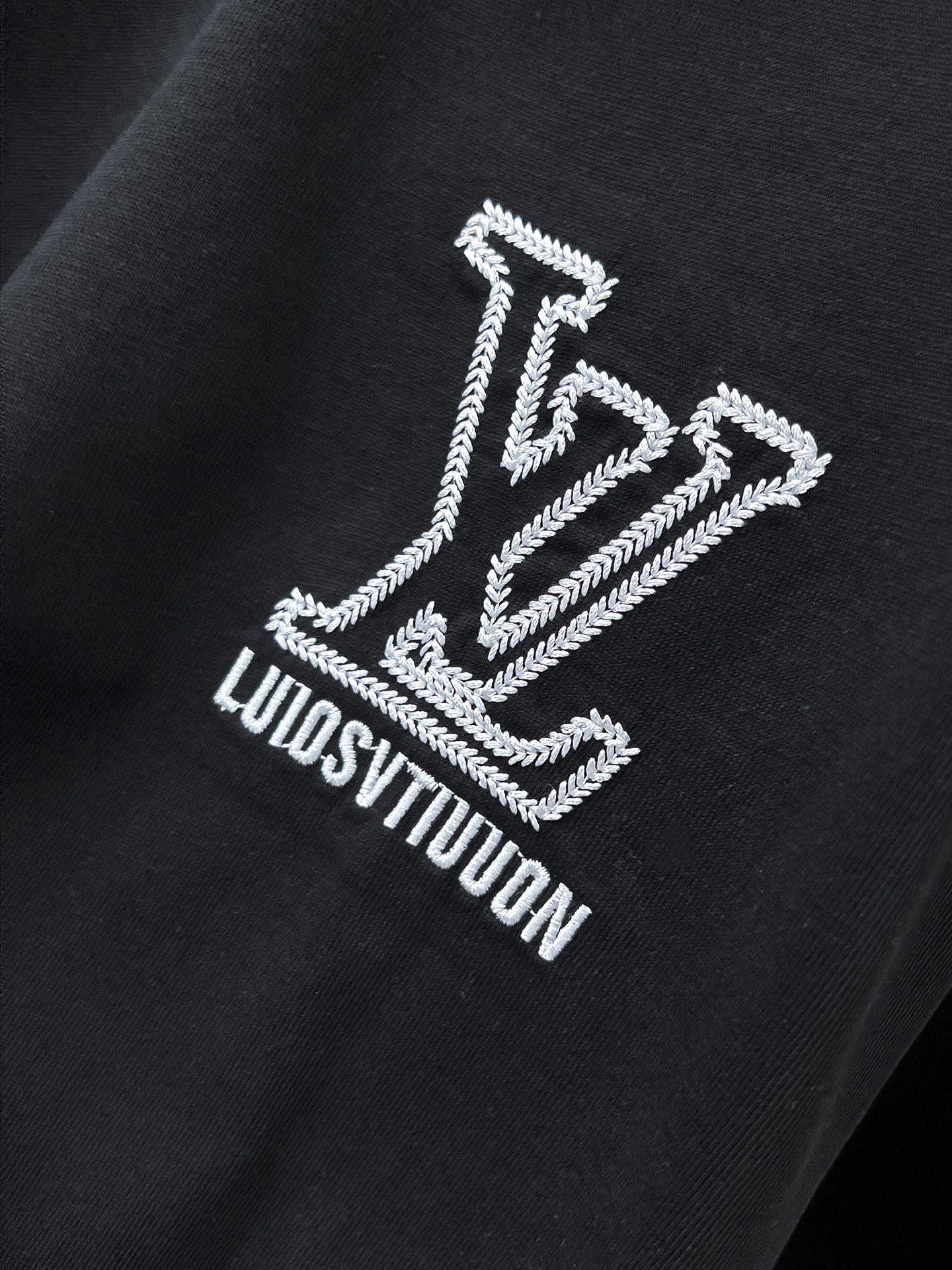 ssLv纯棉最新面料（最高版本）经典标识图案logo时尚简约潮流短袖，最顶级的品质专柜原单短袖，顶级制作