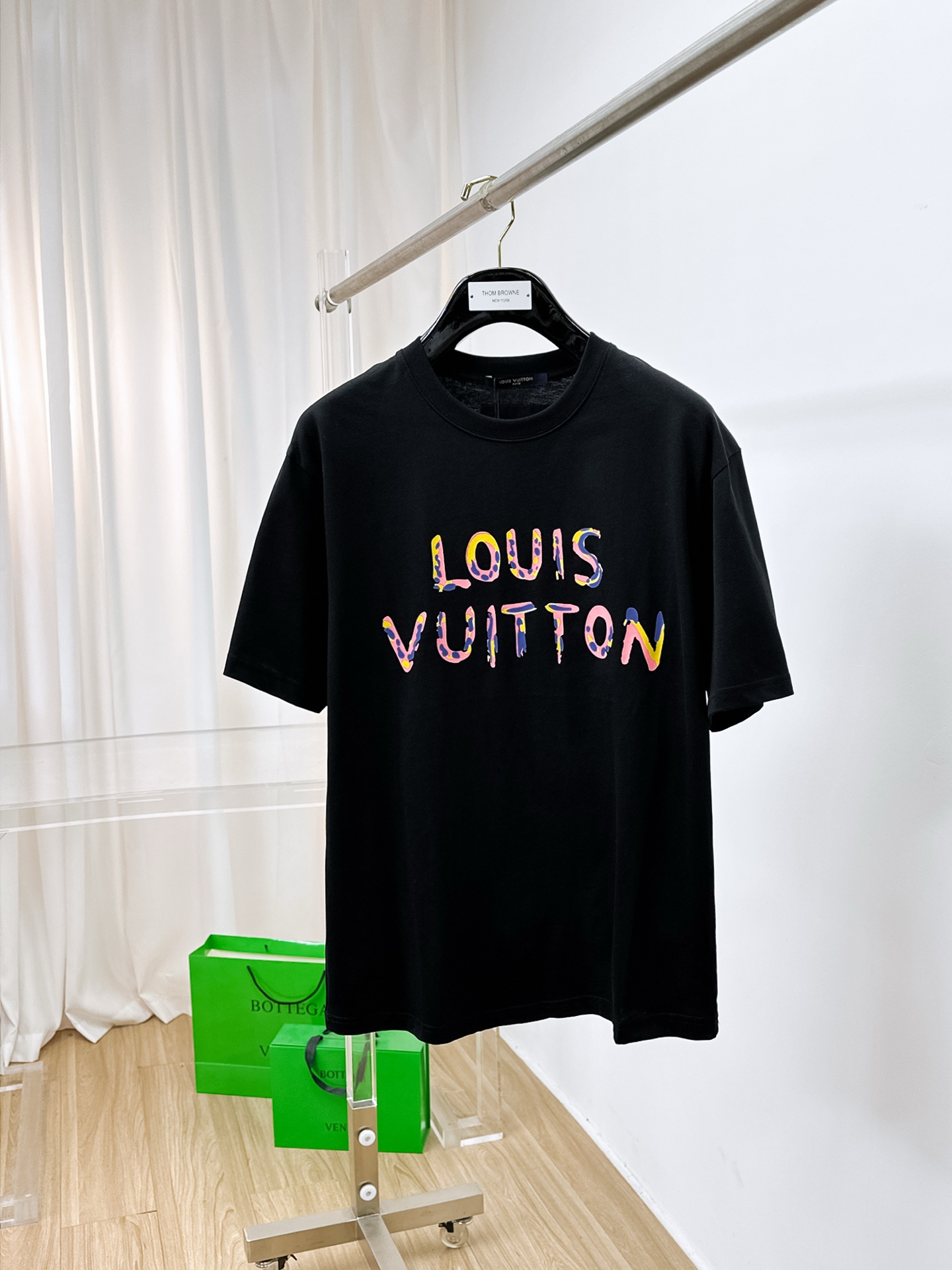 NO:441302,The latest ssLV pure cotton fabric (highest version) classic logo pattern logo fashionable simple trendy short sleeves, the top quality counter original single short sleeves, the top production process imported fabric, the unique design of the counter model, using imported high-end customized fabrics. The official website is on sale!  Excellent fabric size..Black and white M-3XL,,louis vuitton,T-shirt,alexander wang19860909ssLV纯棉最新面料（最高版本）经典标识图案logo时尚简约潮流短袖,最顶级的品质专柜原单短袖,顶级制作工艺进口面料,专柜款独特设计,采用进口高端订制面料.官网在售！面料版型超赞 码数..黑白色 M-3XL,,louis vuitton,T-shirt,alexander wang,Men's clothing