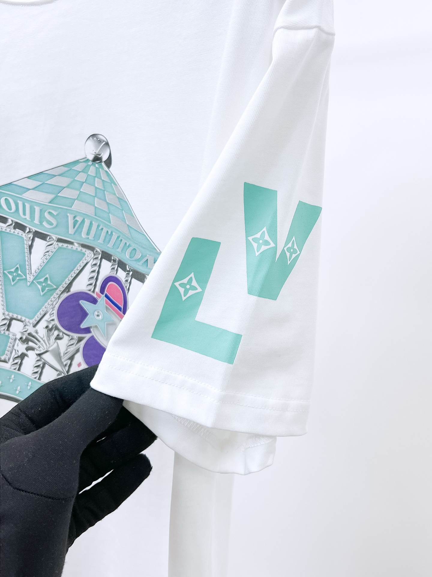 ssLV纯棉最新面料（最高版本）经典标识图案logo时尚简约潮流短袖，最顶级的品质专柜原单短袖，顶级制作