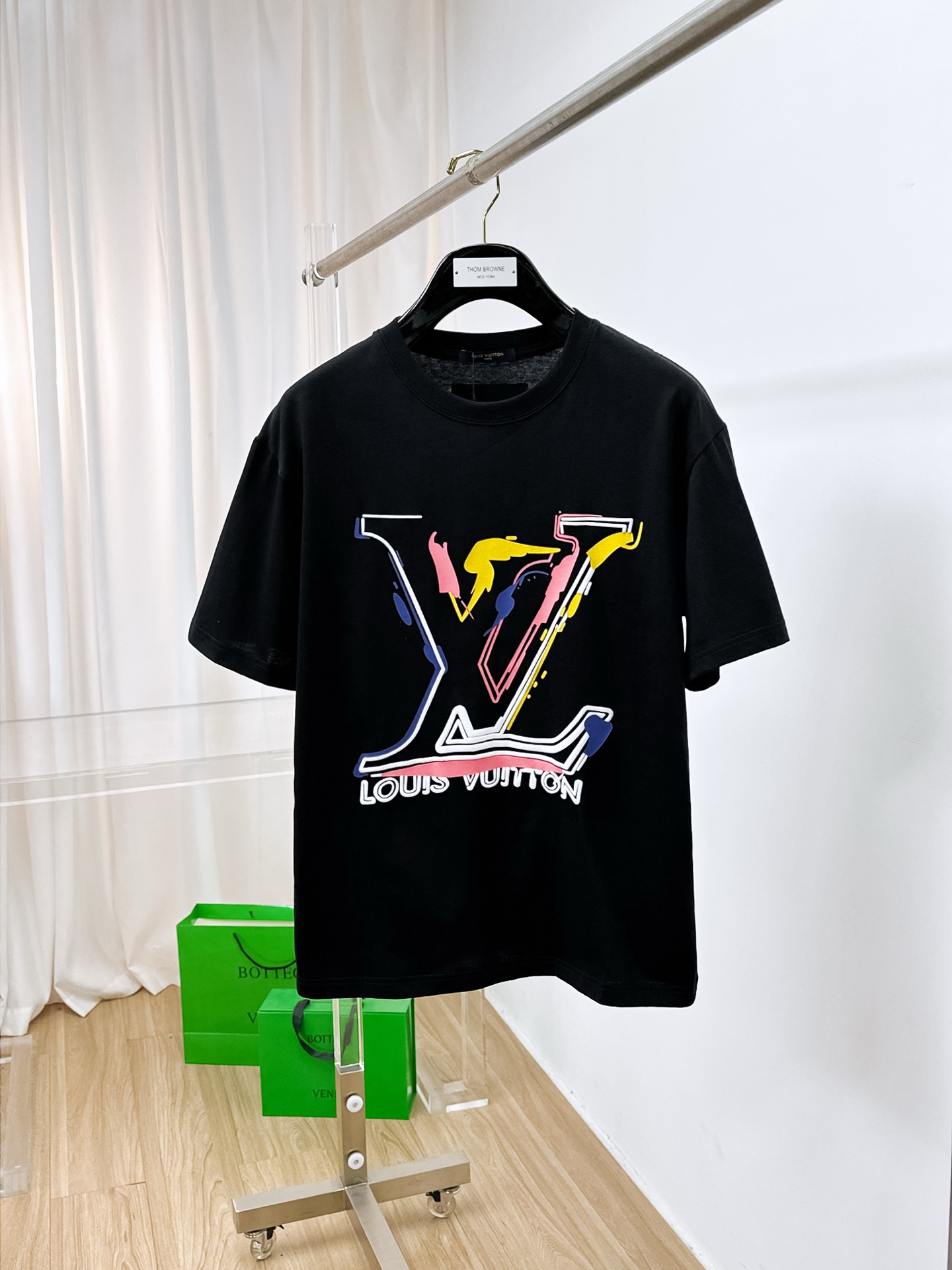 NO:412715,Price adjustment. Price adjustment (the market has imitation version and accurate craftsmanship and fabrics) 25ssLV pure cotton latest fabric (highest version) classic logo pattern logo fashionable simple trendy short sleeves, the top quality counter original single short sleeves, the top production process imported fabric, the counter model is uniquely designed, using imported high-end customized fabrics. The official website is on sale!  Excellent fabric size..Black and white M-3XL,,louis vuitton,T-shirt,alexander wang19860909调价.调价（市场有仿版认准工艺和面料） 25ssLV纯棉最新面料（最高版本）经典标识图案logo时尚简约潮流短袖,最顶级的品质专柜原单短袖,顶级制作工艺进口面料,专柜款独特设计,采用进口高端订制面料.官网在售！面料版型超赞 码数..黑白色 M-3XL,,louis vuitton,T-shirt,alexander wang,Men's clothing