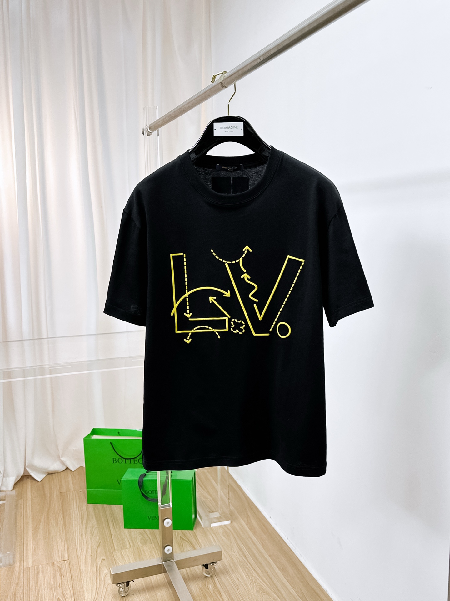 NO:485807,The latest ssLV pure cotton fabric (highest version) classic logo pattern logo fashionable simple trendy short sleeves, the top quality counter original single short sleeves, the top production process imported fabric, the unique design of the counter model, using imported high-end customized fabrics. The official website is on sale!  Excellent fabric size..Black and white M-3XL,,louis vuitton,T-shirt,alexander wang19860909ssLV纯棉最新面料（最高版本）经典标识图案logo时尚简约潮流短袖,最顶级的品质专柜原单短袖,顶级制作工艺进口面料,专柜款独特设计,采用进口高端订制面料.官网在售！面料版型超赞 码数..黑白色 M-3XL,,louis vuitton,T-shirt,alexander wang,Men's clothing