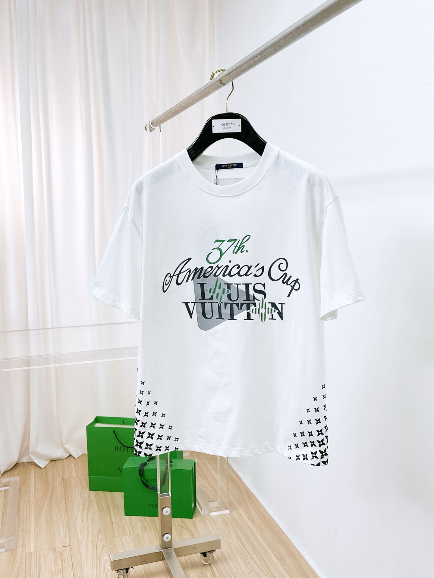 NO:509627,The latest ssLV pure cotton fabric (highest version) classic logo pattern logo fashionable simple trendy short sleeves, the top quality counter original single short sleeves, the top production process imported fabric, the unique design of the counter model, using imported high-end customized fabrics. The official website is on sale!  Excellent fabric size..Black and white M-3XL,,louis vuitton,T-shirt,alexander wang19860909ssLV纯棉最新面料（最高版本）经典标识图案logo时尚简约潮流短袖,最顶级的品质专柜原单短袖,顶级制作工艺进口面料,专柜款独特设计,采用进口高端订制面料.官网在售！面料版型超赞 码数..黑白色 M-3XL,,louis vuitton,T-shirt,alexander wang,Men's clothing