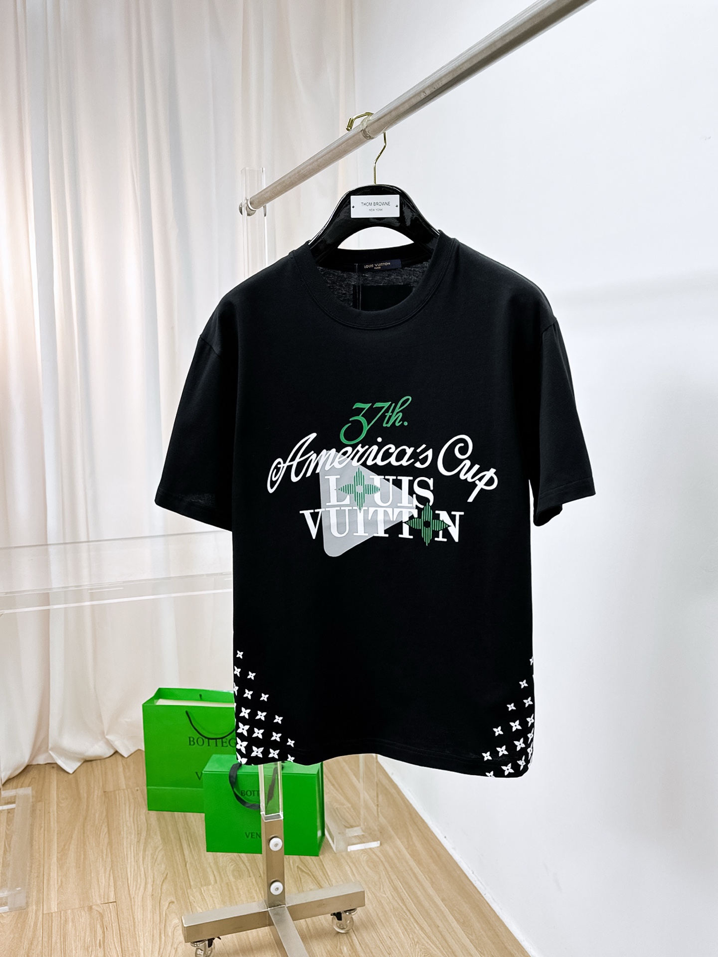 NO:412730,Price adjustment. Price adjustment (the market has imitation version and accurate craftsmanship and fabrics) 25ssLV pure cotton latest fabric (highest version) classic logo pattern logo fashionable simple trendy short sleeves, the top quality counter original single short sleeves, the top production process imported fabric, the counter model is uniquely designed, using imported high-end customized fabrics. The official website is on sale!  Excellent fabric size..Black and white M-3XL,,louis vuitton,T-shirt,alexander wang19860909调价.调价（市场有仿版认准工艺和面料） 25ssLV纯棉最新面料（最高版本）经典标识图案logo时尚简约潮流短袖,最顶级的品质专柜原单短袖,顶级制作工艺进口面料,专柜款独特设计,采用进口高端订制面料.官网在售！面料版型超赞 码数..黑白色 M-3XL,,louis vuitton,T-shirt,alexander wang,Men's clothing