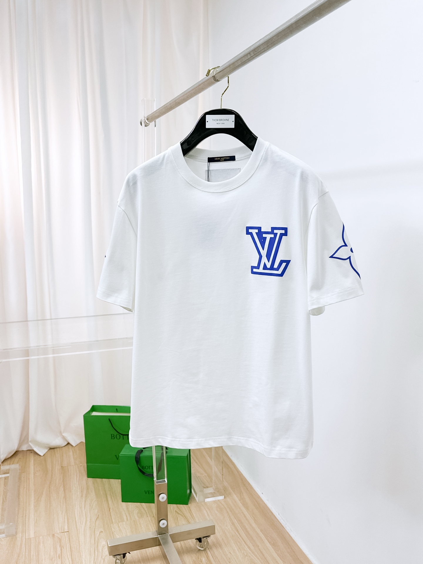 NO:412689,Price adjustment. Price adjustment (the market has imitation version and accurate craftsmanship and fabrics) 25ssLV pure cotton latest fabric (highest version) classic logo pattern logo fashionable simple trendy short sleeves, the top quality counter original single short sleeves, the top production process imported fabric, the counter model is uniquely designed, using imported high-end customized fabrics. It is on sale on the official website!  Excellent fabric size..Black and white M-3XL,,louis vuitton,T-shirt,alexander wang19860909调价.调价（市场有仿版认准工艺和面料） 25ssLV纯棉最新面料（最高版本）经典标识图案logo时尚简约潮流短袖,最顶级的品质专柜原单短袖,顶级制作工艺进口面料,专柜款独特设计,采用进口高端订制面料.官网在售！面料版型超赞 码数..黑白色 M-3XL,,louis vuitton,T-shirt,alexander wang,Men's clothing