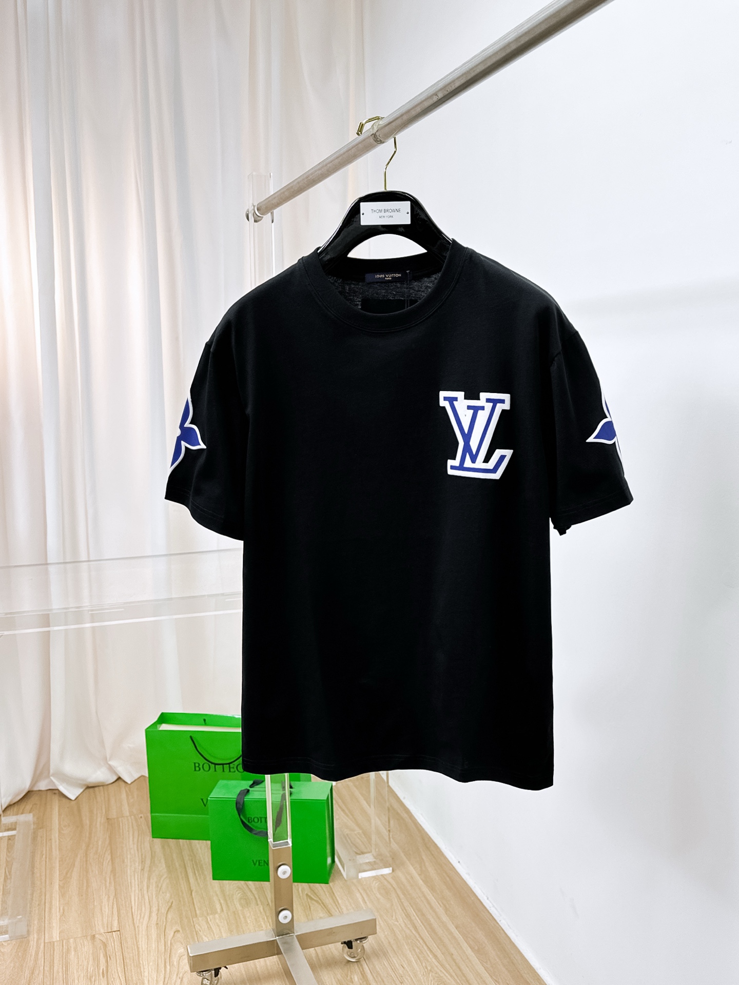 NO:412697,Price adjustment. Price adjustment (the market has imitation version and accurate craftsmanship and fabrics) 25ssLv pure cotton latest fabric (highest version) classic logo pattern logo fashionable simple trendy short sleeves, the top quality counter original single short sleeves, the top production process imported fabric, the counter model is uniquely designed, using imported high-end customized fabrics. The official website is on sale!  Excellent fabric size..Black and white M-3XL,,louis vuitton,T-shirt,alexander wang19860909调价.调价（市场有仿版认准工艺和面料） 25ssLv纯棉最新面料（最高版本）经典标识图案logo时尚简约潮流短袖,最顶级的品质专柜原单短袖,顶级制作工艺进口面料,专柜款独特设计,采用进口高端订制面料.官网在售！面料版型超赞 码数..黑白色 M-3XL,,louis vuitton,T-shirt,alexander wang,Men's clothing