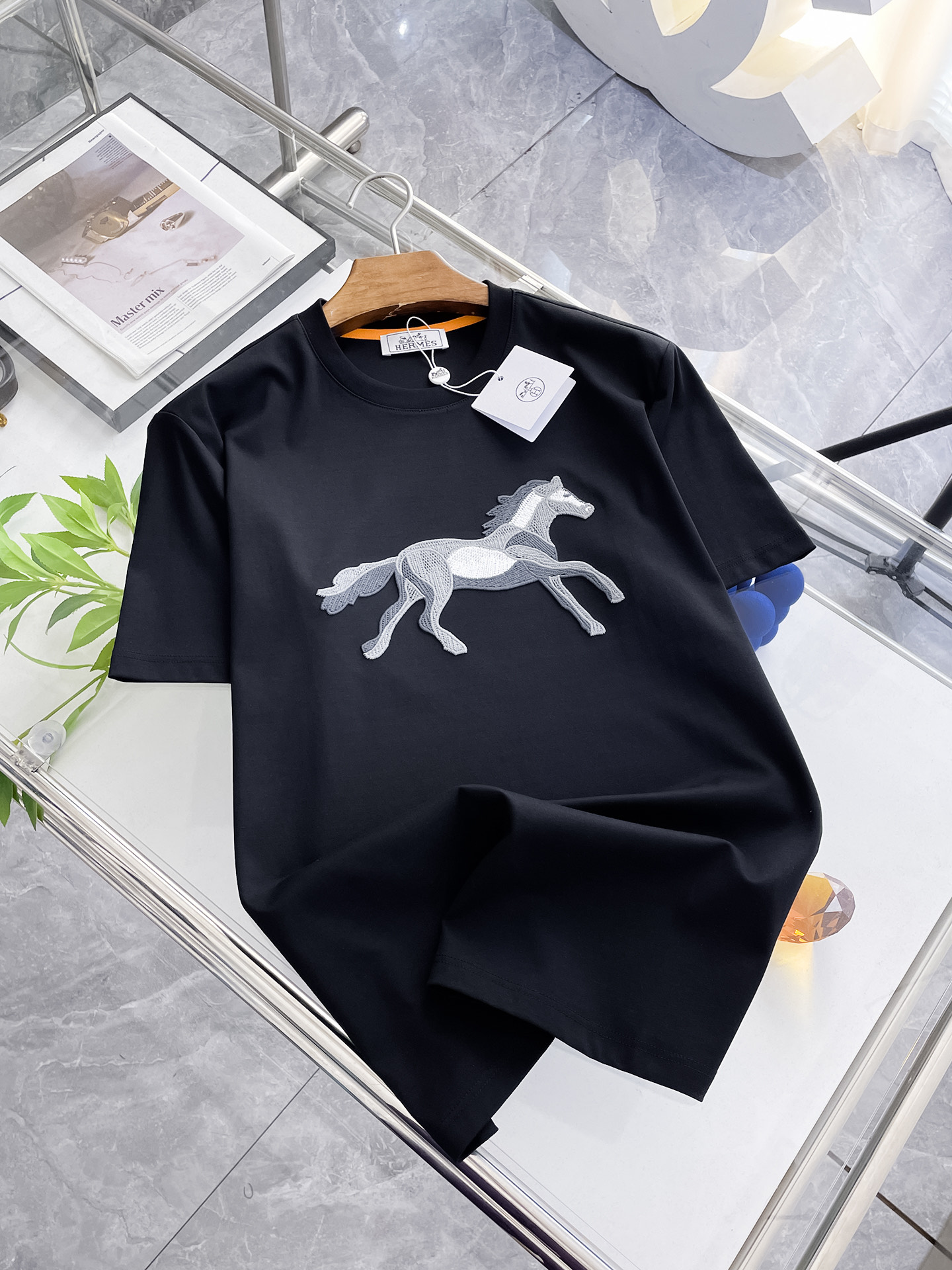 NO:133828,Hermes 2025 new original single men's casual base short-sleeved T-shirt!  High-end customization, high-end version, fashionable and versatile, loose version, original imported gram double-strand pure cotton fabric, threaded cuffs, neckline hem, super soft and delicate, skin-friendly and comfortable to wear, high-end boutique, OEM factory made the top body very good, men's essential items, three-standard size M-4xl, maximum size can be worn about 210 catties, hermes, T-shirt,tees, t-shirt,alexander wang19860909爱马仕 2025新款原单男士休闲打底短袖T恤！高端定制 高版本 时尚百搭爆款宽松版型原版进口克双股纯棉面料 螺纹袖口.领口衣摆 手感超柔软细腻 穿着亲肤舒适 高端精品 代工厂精细做上身非常赞 男士必备单品 三标齐全 尺码M-4xl 最大码可穿210斤左右,,hermes,T-shirt,tees，t-shirt,alexander wang,Men's clothing