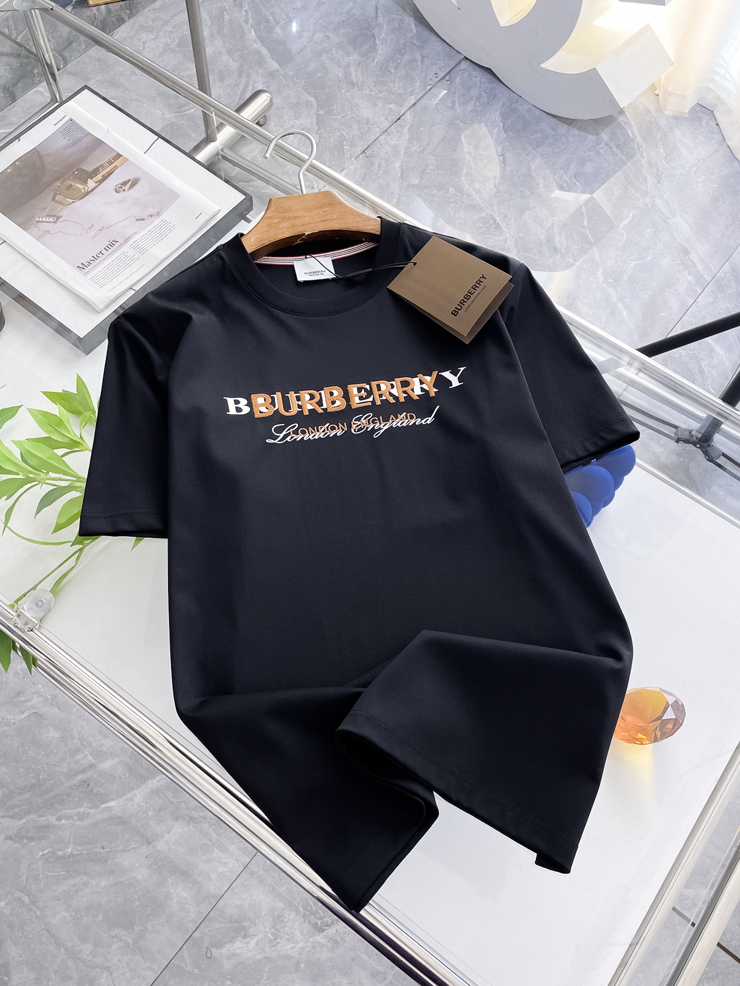 NO:133831,Burberry 2025 new original single men's casual base short-sleeved T-shirt!  High-end customization, high-end version, fashionable and versatile, loose version, original imported 420g double-strand pure cotton fabric, threaded cuffs, neckline hem, super soft and delicate, skin-friendly and comfortable to wear, high-end boutique, OEM, fine-made top body, very good, men's essential items, three-standard size M-4xl, maximum size can be worn about 210 catties,,burberry,T-shirt,tees,t-shirt,alexander wang19860909巴宝莉 2025新款原单男士休闲打底短袖T恤！高端定制 高版本 时尚百搭爆款宽松版型原版进口420克双股纯棉面料 螺纹袖口.领口衣摆 手感超柔软细腻 穿着亲肤舒适 高端精品 代工厂精细做上身非常赞 男士必备单品 三标齐全 尺码M-4xl 最大码可穿210斤左右,,burberry,T-shirt,tees，t-shirt,alexander wang,Men's clothing