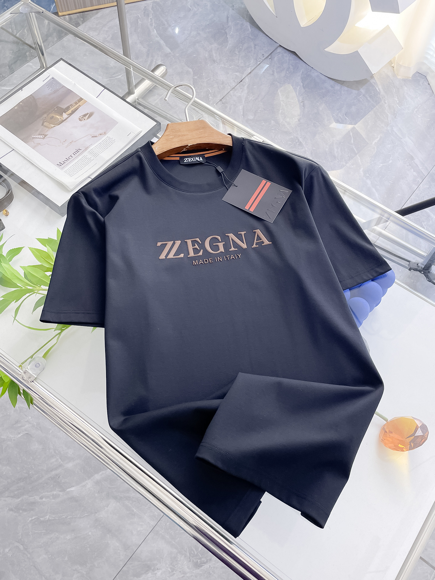 NO:133834,Zenia 2025 new original single men's casual base short-sleeved T-shirt!  High-end customization, high-end version, fashionable and versatile, loose version, original imported 420g double-strand pure cotton fabric, threaded cuffs, neckline hem, super soft and delicate, skin-friendly and comfortable to wear, high-end boutique, OEM, fine-made top body, very good, men's essential items, three-standard size M-4xl, maximum size can be worn about 210 catties, zegna, T-shirt,tees, t-shirt,alexander wang19860909杰尼亚 2025新款原单男士休闲打底短袖T恤！高端定制 高版本 时尚百搭爆款宽松版型原版进口420克双股纯棉面料 螺纹袖口.领口衣摆 手感超柔软细腻 穿着亲肤舒适 高端精品 代工厂精细做上身非常赞 男士必备单品 三标齐全 尺码M-4xl 最大码可穿210斤左右,,zegna,T-shirt,tees，t-shirt,alexander wang,Men's clothing