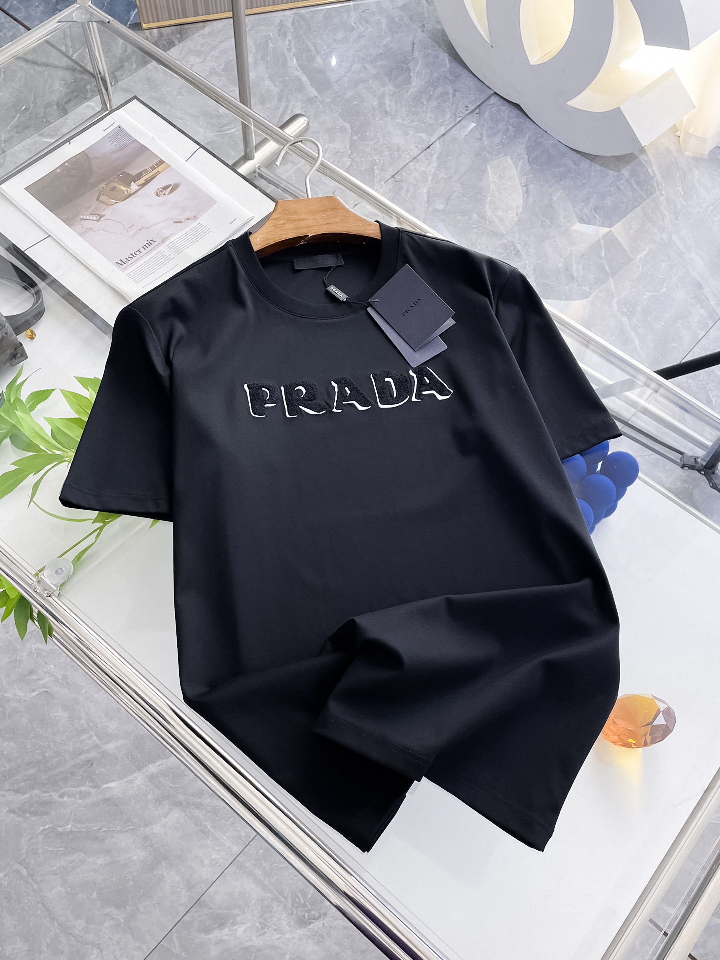 NO:133846,Prada 2025 new original single men's casual base short-sleeved T-shirt!  High-end customization, high-end version, fashionable and versatile, loose version, original imported 420g double-strand pure cotton fabric, threaded cuffs, neckline hem, super soft and delicate, skin-friendly and comfortable to wear, high-end boutique, OEM, fine-made top body, very good, men's essential items, three-standard size M-4xl, maximum size can be worn about 210 catties,,prada,T-shirt,tees,t-shirt,alexander wang19860909普拉达 2025新款原单男士休闲打底短袖T恤！高端定制 高版本 时尚百搭爆款宽松版型原版进口420克双股纯棉面料 螺纹袖口.领口衣摆 手感超柔软细腻 穿着亲肤舒适 高端精品 代工厂精细做上身非常赞 男士必备单品 三标齐全 尺码M-4xl 最大码可穿210斤左右,,prada,T-shirt,tees，t-shirt,alexander wang,Men's clothing