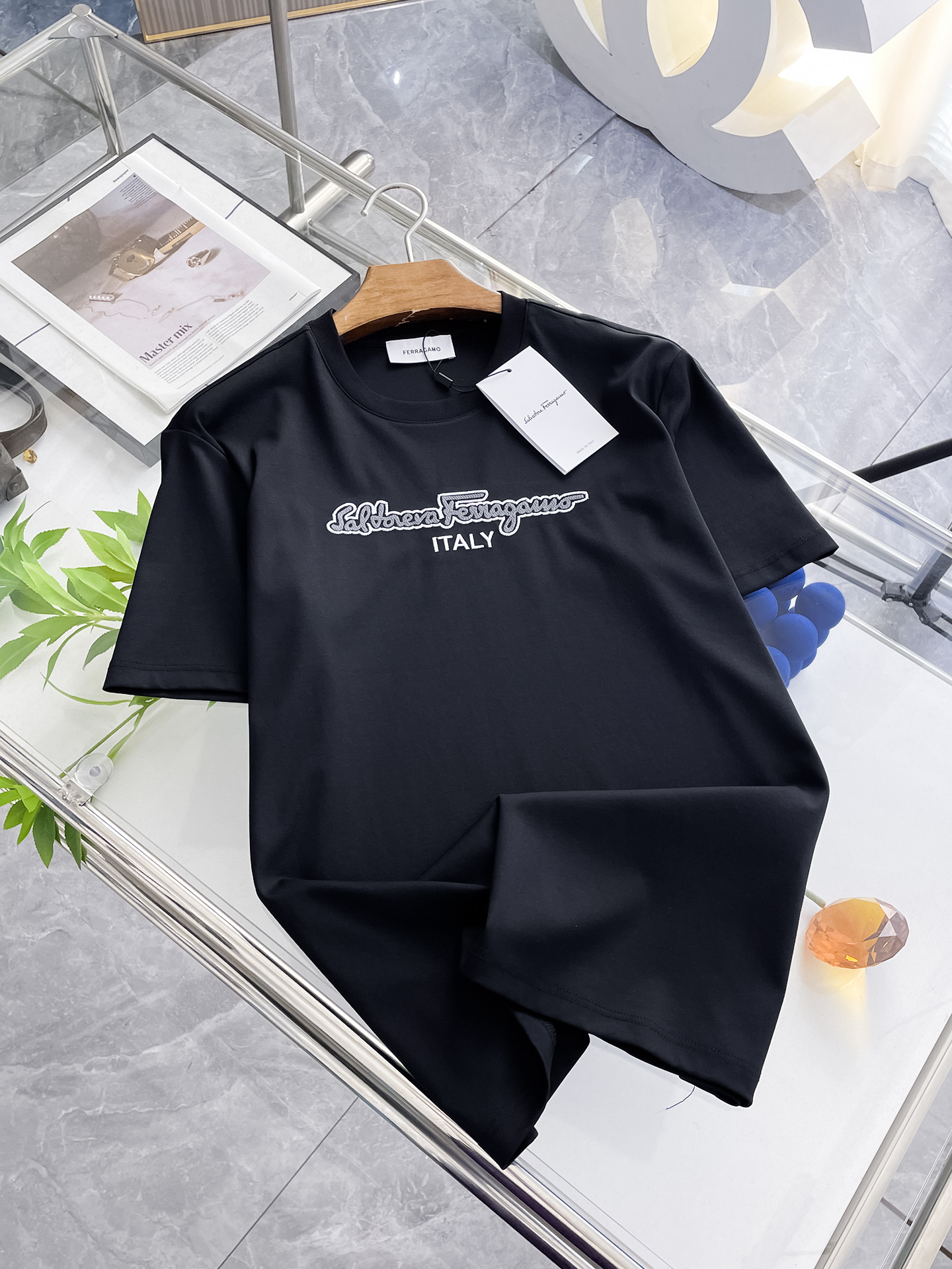 NO:133843,Ferragamo 2025 new original single men's casual base short-sleeved T-shirt!  High-end customization, high-end version, fashionable and versatile, loose version, original imported 420g double-strand pure cotton fabric, threaded cuffs, neckline hem, super soft and delicate, skin-friendly and comfortable to wear, high-end boutique, OEM, fine-made top body, very good, men's essential items, three-standard size M-4xl, maximum size can be worn about 210 catties, ferragamo, T-shirt,tees, t-shirt,alexander wang19860909菲拉格慕 2025新款原单男士休闲打底短袖T恤！高端定制 高版本 时尚百搭爆款宽松版型原版进口420克双股纯棉面料 螺纹袖口.领口衣摆 手感超柔软细腻 穿着亲肤舒适 高端精品 代工厂精细做上身非常赞 男士必备单品 三标齐全 尺码M-4xl 最大码可穿210斤左右,,ferragamo,T-shirt,tees，t-shirt,alexander wang,Men's clothing