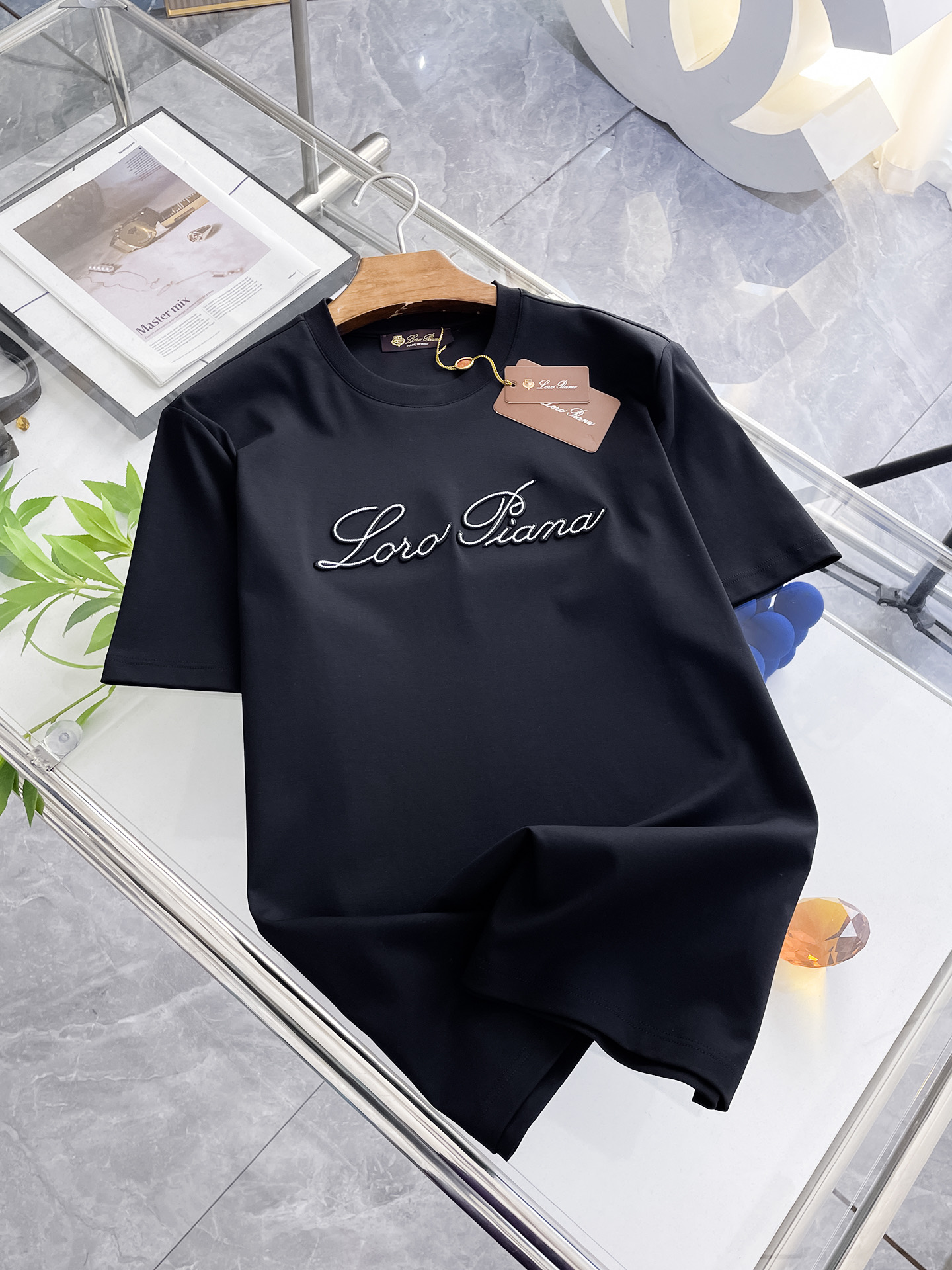 NO:133829,LP new original single men's casual base short-sleeved T-shirt!  High-end customization, high-end version, fashionable and versatile, loose version, original imported gram double-strand pure cotton fabric, threaded cuffs, neckline hem, super soft and delicate, skin-friendly and comfortable to wear, high-end boutique, OEM, fine-made top body, very good, men's essential items, three-standard size M-4xl, maximum size can be worn about 210 catties, loro piano, T-shirt,tees, t-shirt,alexander wang19860909LP 新款原单男士休闲打底短袖T恤！高端定制 高版本 时尚百搭爆款宽松版型原版进口克双股纯棉面料 螺纹袖口.领口衣摆 手感超柔软细腻 穿着亲肤舒适 高端精品 代工厂精细做上身非常赞 男士必备单品 三标齐全 尺码M-4xl 最大码可穿210斤左右,,loro piana,T-shirt,tees，t-shirt,alexander wang,Men's clothing