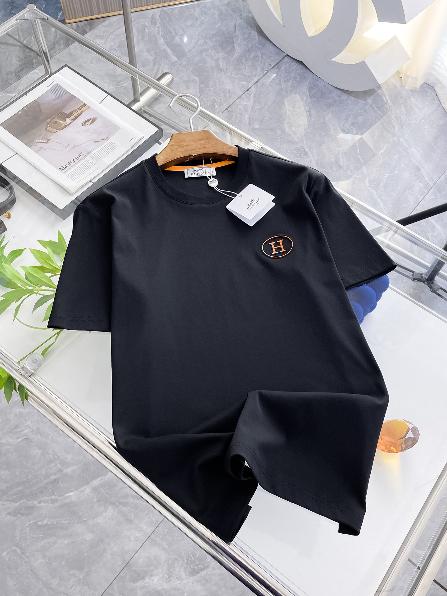 NO:133215,Hermes 2025 new original single men's casual base short-sleeved T-shirt!  High-end customization, high-end version, fashionable and versatile, loose version, original imported gram double-strand pure cotton fabric, threaded cuffs, neckline hem, super soft and delicate, skin-friendly and comfortable to wear, high-end boutique, OEM factory made the top body very good, men's essential items, three-standard size M-4xl, maximum size can be worn about 210 catties, hermes, T-shirt,tees, t-shirt,alexander wang19860909爱马仕 2025新款原单男士休闲打底短袖T恤！高端定制 高版本 时尚百搭爆款宽松版型原版进口克双股纯棉面料 螺纹袖口.领口衣摆 手感超柔软细腻 穿着亲肤舒适 高端精品 代工厂精细做上身非常赞 男士必备单品 三标齐全 尺码M-4xl 最大码可穿210斤左右,,hermes,T-shirt,tees，t-shirt,alexander wang,Men's clothing