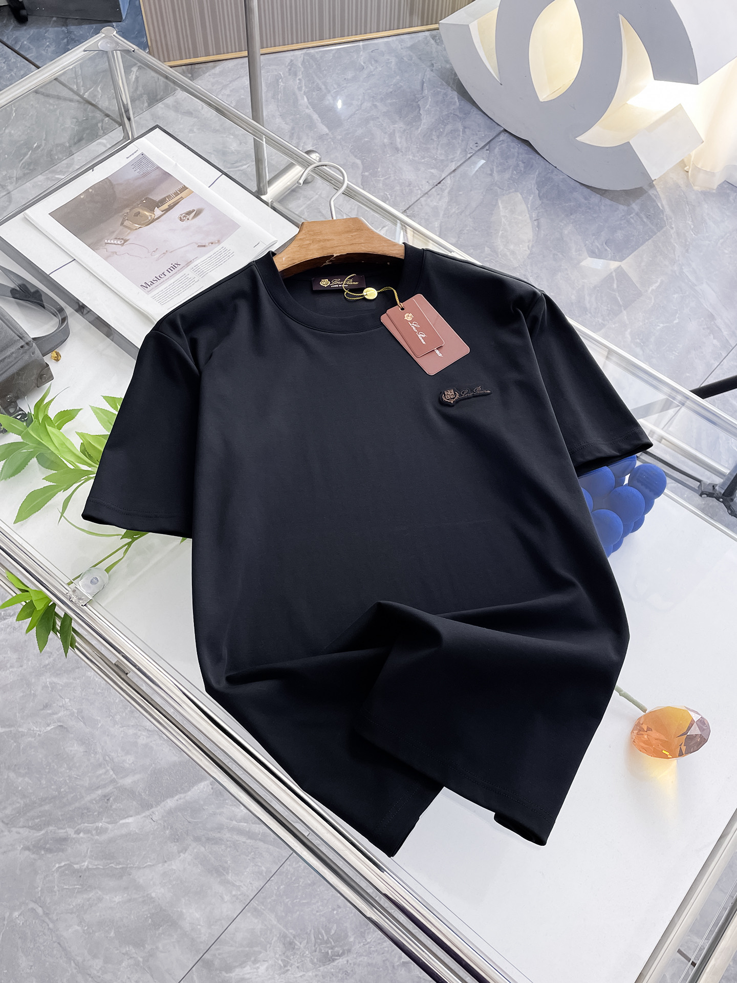 NO:133218,LP new original single men's casual base short-sleeved T-shirt!  High-end customization, high-end version, fashionable and versatile, loose version, original imported gram double-strand pure cotton fabric, threaded cuffs, neckline hem, super soft and delicate, skin-friendly and comfortable to wear, high-end boutique, OEM, fine-made top body, very good, men's essential items, three-standard size M-4xl, maximum size can be worn about 210 catties, loro piano, T-shirt,tees, t-shirt,alexander wang19860909LP 新款原单男士休闲打底短袖T恤！高端定制 高版本 时尚百搭爆款宽松版型原版进口克双股纯棉面料 螺纹袖口.领口衣摆 手感超柔软细腻 穿着亲肤舒适 高端精品 代工厂精细做上身非常赞 男士必备单品 三标齐全 尺码M-4xl 最大码可穿210斤左右,,loro piana,T-shirt,tees，t-shirt,alexander wang,Men's clothing