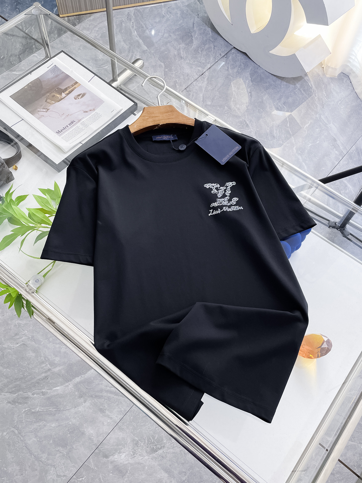 NO:132590,Lv Louis Vuitton New original single men's casual base short-sleeved T-shirt!  High-end customization, high-end version, fashionable and versatile, loose version, original imported 420g double-strand pure cotton fabric, threaded cuffs, neckline hem, super soft and delicate, skin-friendly and comfortable to wear, high-end boutique, OEM, fine-made top body, very good, men's essential items, three-standard size M-4xl, maximum size can be worn about 210 catties,,louis vuitton,louis vuitton,T-shirt,tees,t-shirt,alexander wang19860909Lv 路易威登 新款原单男士休闲打底短袖T恤！高端定制 高版本 时尚百搭爆款宽松版型原版进口420克双股纯棉面料 螺纹袖口.领口衣摆 手感超柔软细腻 穿着亲肤舒适 高端精品 代工厂精细做上身非常赞 男士必备单品 三标齐全 尺码M-4xl 最大码可穿210斤左右,,louis vuitton,louis vuitton,T-shirt,tees，t-shirt,alexander wang,Men's clothing