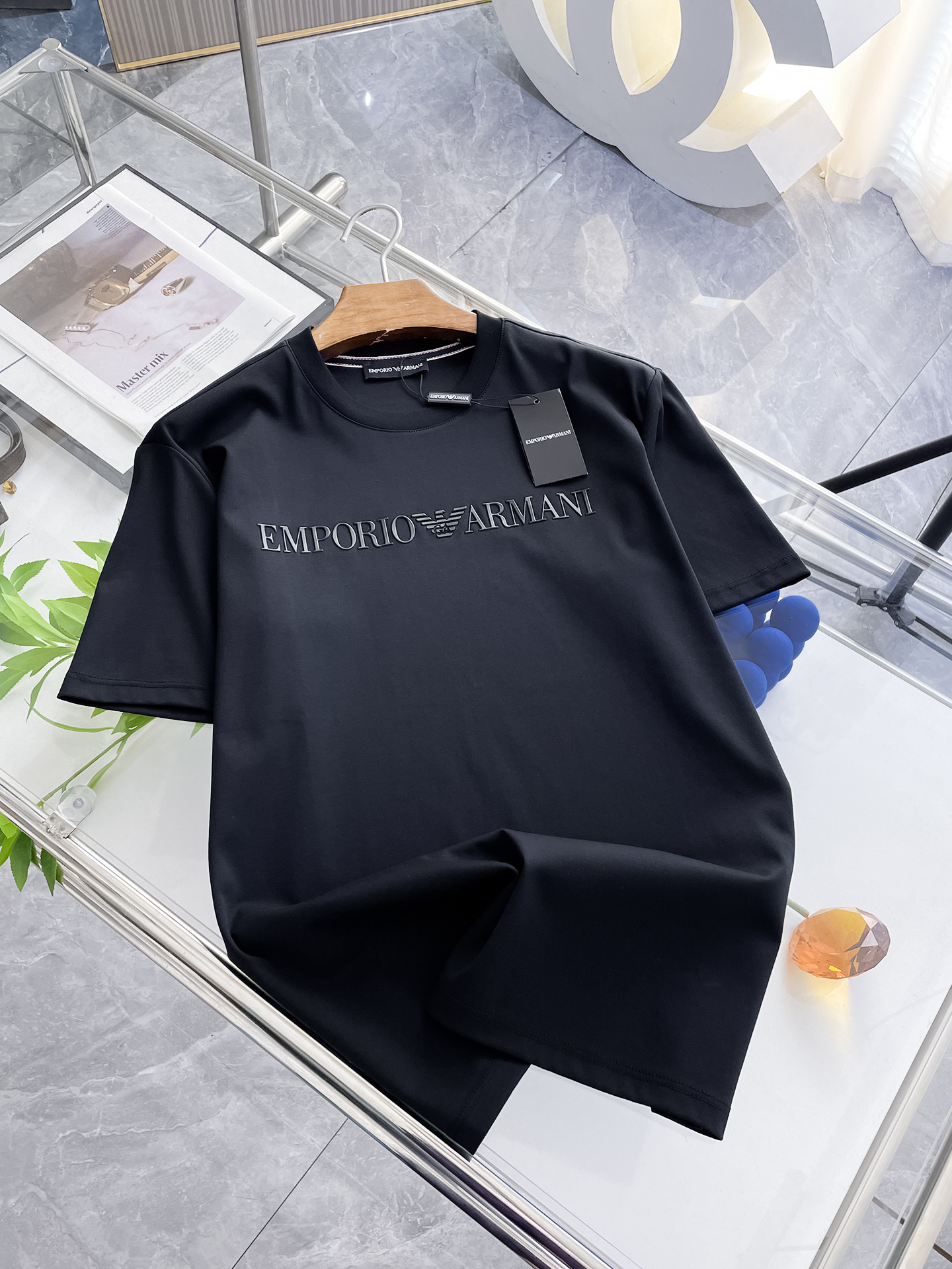 NO:132587,Armani New original single men's casual base short-sleeved T-shirt!  High-end customization, high-end version, fashionable and versatile, loose version, original imported 420g double-strand pure cotton fabric, threaded cuffs, neckline hem, super soft and delicate, skin-friendly and comfortable to wear, high-end boutique, OEM, fine-made top body, very good, men's essential items, three-standard size M-4xl, maximum size can be worn about 210 catties,,armani, T-shirt,tees, t-shirt,alexander wang19860909阿玛尼 新款原单男士休闲打底短袖T恤！高端定制 高版本 时尚百搭爆款宽松版型原版进口420克双股纯棉面料 螺纹袖口.领口衣摆 手感超柔软细腻 穿着亲肤舒适 高端精品 代工厂精细做上身非常赞 男士必备单品 三标齐全 尺码M-4xl 最大码可穿210斤左右,,armani,T-shirt,tees，t-shirt,alexander wang,Men's clothing