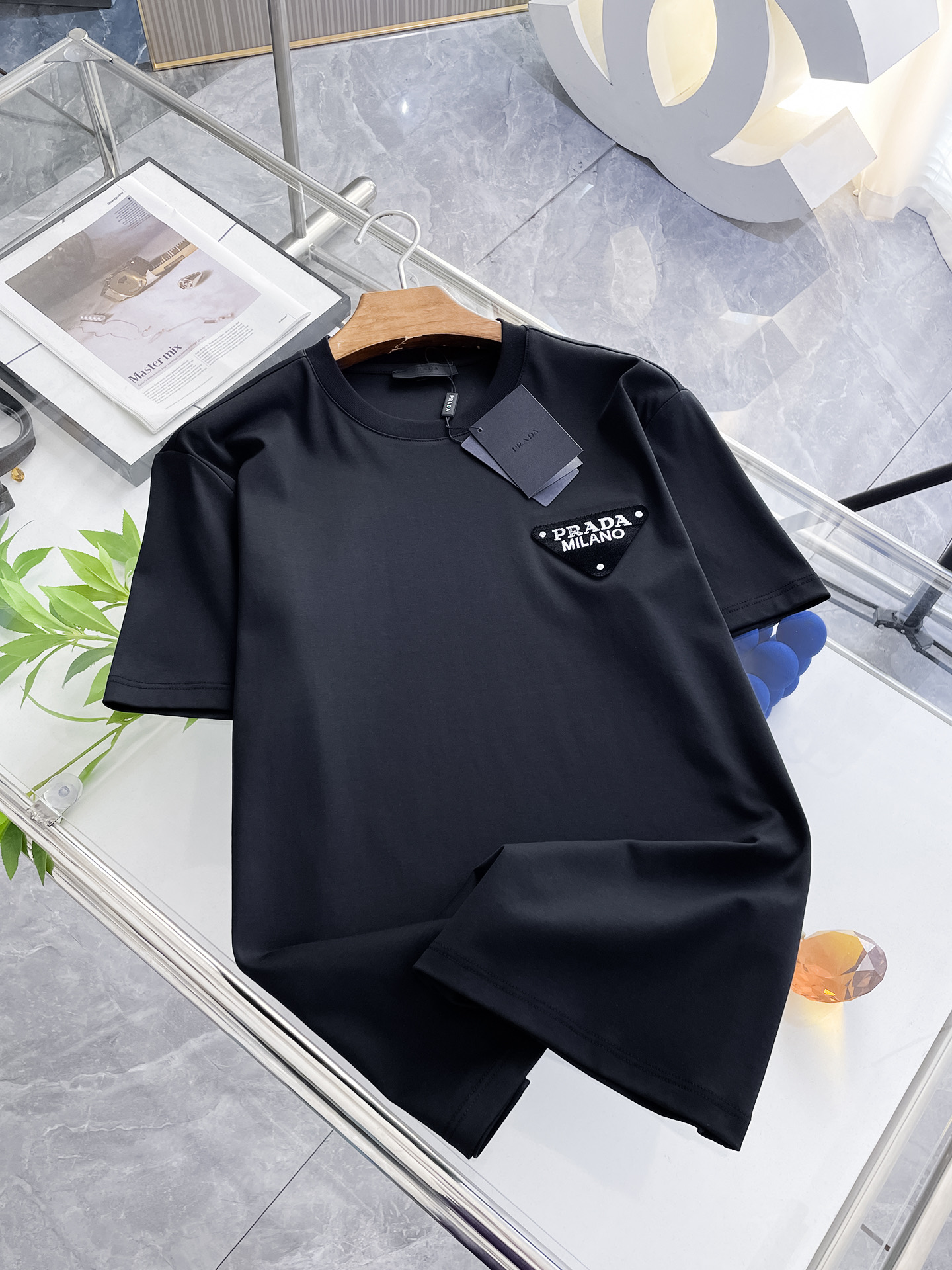 NO:132581,Prada New original single men's casual base short-sleeved T-shirt!  High-end customization, high-end version, fashionable and versatile, loose version, original imported 420g double-strand pure cotton fabric, threaded cuffs, neckline hem, super soft and delicate, skin-friendly and comfortable to wear, high-end boutique, OEM, fine-made top body, very good, men's essential items, three-standard size M-4xl, maximum size can be worn about 210 catties,,prada,T-shirt,tees,t-shirt,alexander wang19860909普拉达 新款原单男士休闲打底短袖T恤！高端定制 高版本 时尚百搭爆款宽松版型原版进口420克双股纯棉面料 螺纹袖口.领口衣摆 手感超柔软细腻 穿着亲肤舒适 高端精品 代工厂精细做上身非常赞 男士必备单品 三标齐全 尺码M-4xl 最大码可穿210斤左右,,prada,T-shirt,tees，t-shirt,alexander wang,Men's clothing