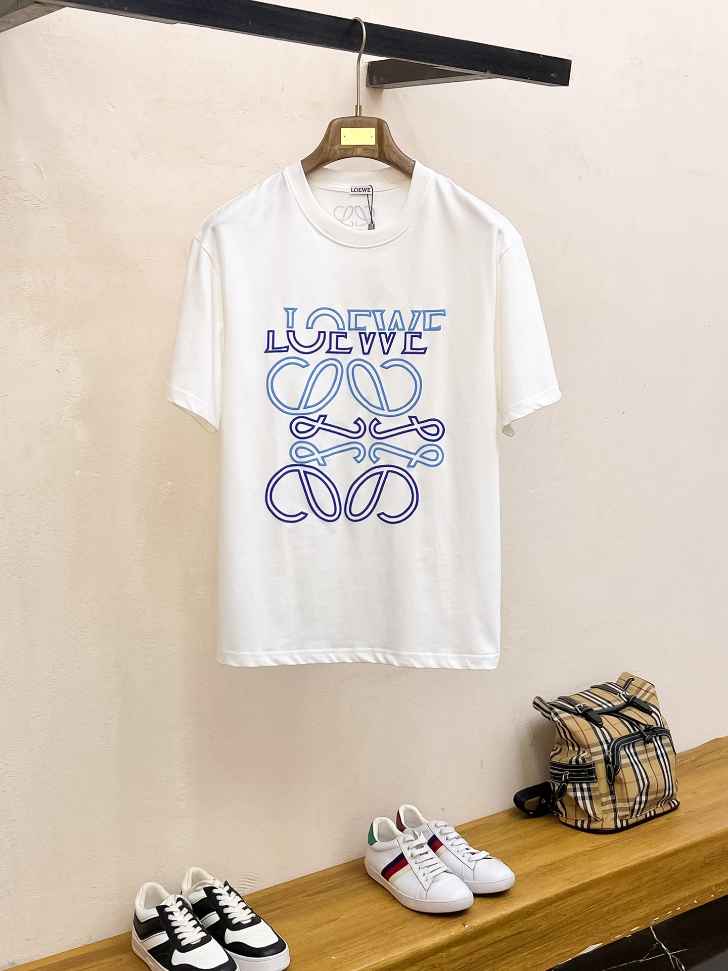 NO:133097,The latest fabric of ss Loeve pure cotton (highest version) LOEVE foaming craftsmanship classic logo pattern logo fashion simple trendy short sleeves, top quality counter original single short sleeves, top production craft imported fabric, unique design of the counter model, using imported high-end customized fabrics. The official website is on sale!  Excellent fabric pattern, size..Black and white M-3XL,,loewe,loewe,T-shirt,alexander wang19860909ss罗意家纯棉最新面料（最高版本）胸前后背LOEVE发泡工艺经典标识图案logo时尚简约潮流短袖,最顶级的品质专柜原单短袖,顶级制作工艺进口面料,专柜款独特设计,采用进口高端订制面料.官网在售！面料版型超赞 码数..黑白色 M-3XL,,loewe,loewe,T-shirt,alexander wang,Men's clothing