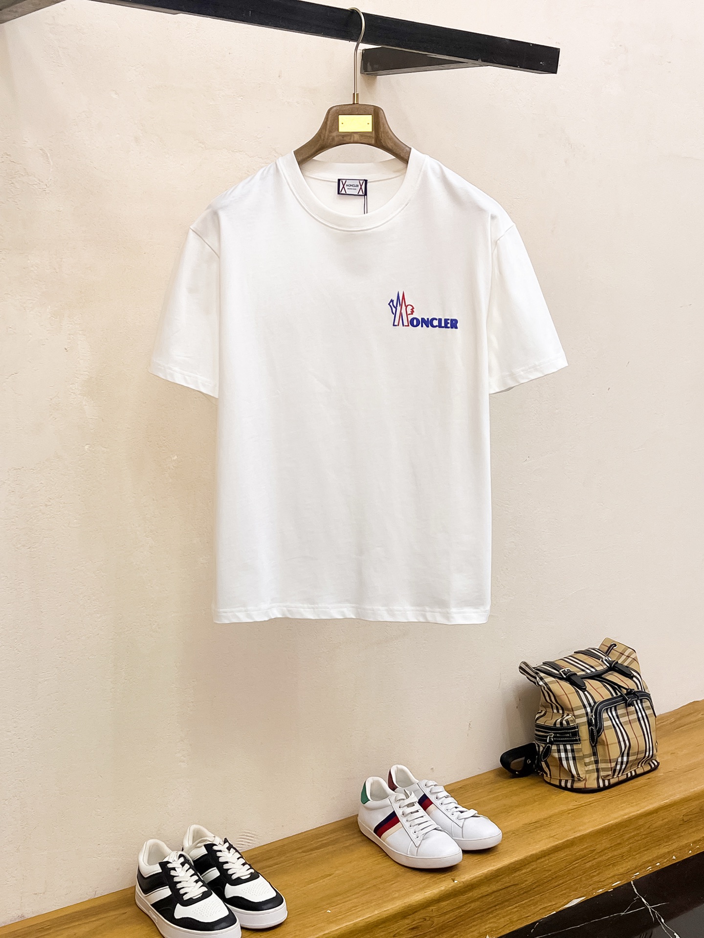 NO:133118,Ss Mengjia Pure Cotton Latest Fabric (The highest version) Hem mask letter logo foam printing classic logo pattern logo fashionable simple trendy short sleeves, the top quality counter original single short sleeves, top production craft imported fabric, unique design of the counter model, using imported high-end customized fabrics. The official website is on sale!  Excellent fabric fit, size..Black and white M-3XL, Moncler, T-shirt, alexander wang19860909ss蒙家纯棉最新面料（最高版本）下摆蒙口字母标识发泡印经典标识图案logo时尚简约潮流短袖,最顶级的品质专柜原单短袖,顶级制作工艺进口面料,专柜款独特设计,采用进口高端订制面料.官网在售！面料版型超赞 码数..黑白色 M-3XL,,Moncler,T-shirt,alexander wang,Men's clothing