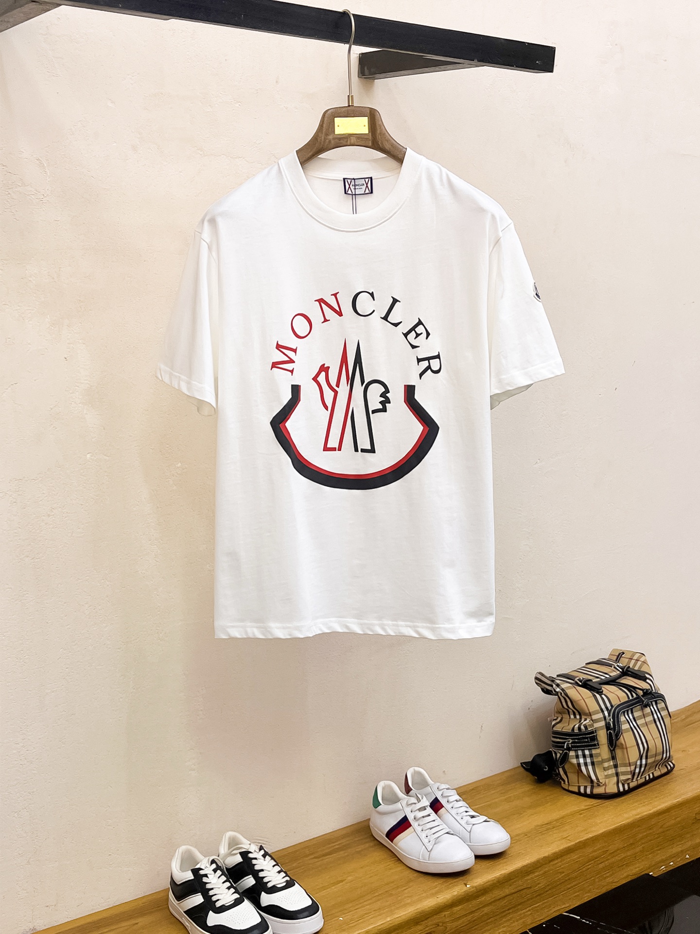 NO:134567,Ss Mengjia Pure Cotton Latest Fabric (The highest version) on chest mon mask letter flocking crafts classic logo pattern logo fashionable simple trendy short sleeves, top quality counter original single short sleeves, top production craft imported fabric, unique design of counter style, using imported high-end customized fabrics. The official website is on sale!  Excellent fabric fit, size..Black and white M-3XL, Moncler, T-shirt, alexander wang19860909ss蒙家纯棉最新面料（最高版本）胸前mon蒙口字母植绒工艺经典标识图案logo时尚简约潮流短袖,最顶级的品质专柜原单短袖,顶级制作工艺进口面料,专柜款独特设计,采用进口高端订制面料.官网在售！面料版型超赞 码数..黑白色 M-3XL,,Moncler,T-shirt,alexander wang,Men's clothing