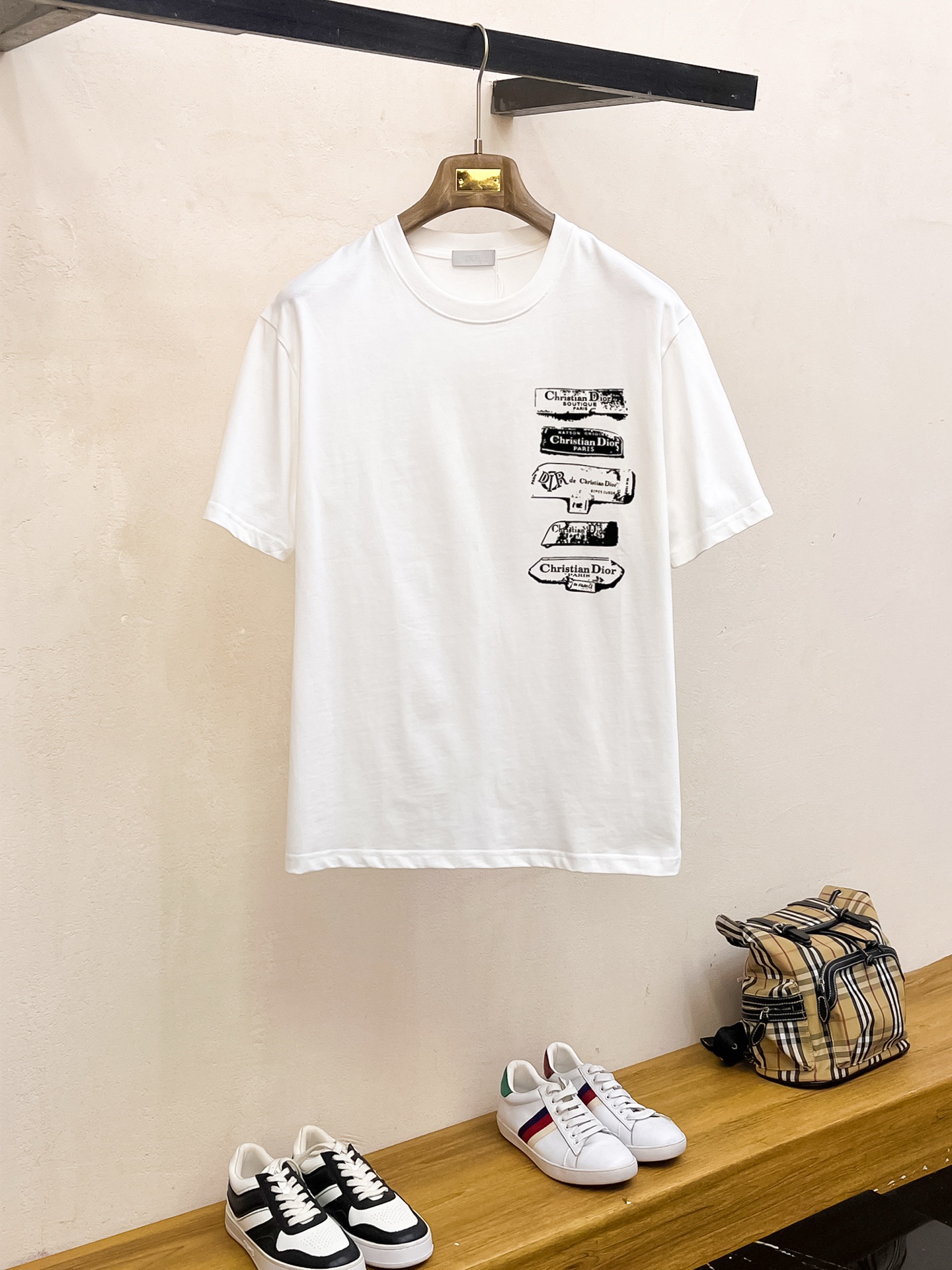 NO:134570,Ss Dijia Pure Cotton Latest Fabric (The highest version) Left chest dior printing craft classic logo pattern logo fashionable simple trendy short sleeves, top quality counter original single short sleeves, top production craft imported fabric, unique design of the counter model, using imported high-end customized fabrics. The official website is on sale!  Excellent fabric pattern, size..Black and white M-3XL,,dior,dior,T-shirt,alexander wang19860909ss迪家纯棉最新面料（最高版本）左胸前dior拔印工艺经典标识图案logo时尚简约潮流短袖,最顶级的品质专柜原单短袖,顶级制作工艺进口面料,专柜款独特设计,采用进口高端订制面料.官网在售！面料版型超赞 码数..黑白色 M-3XL,,dior,dior,T-shirt,alexander wang,Men's clothing