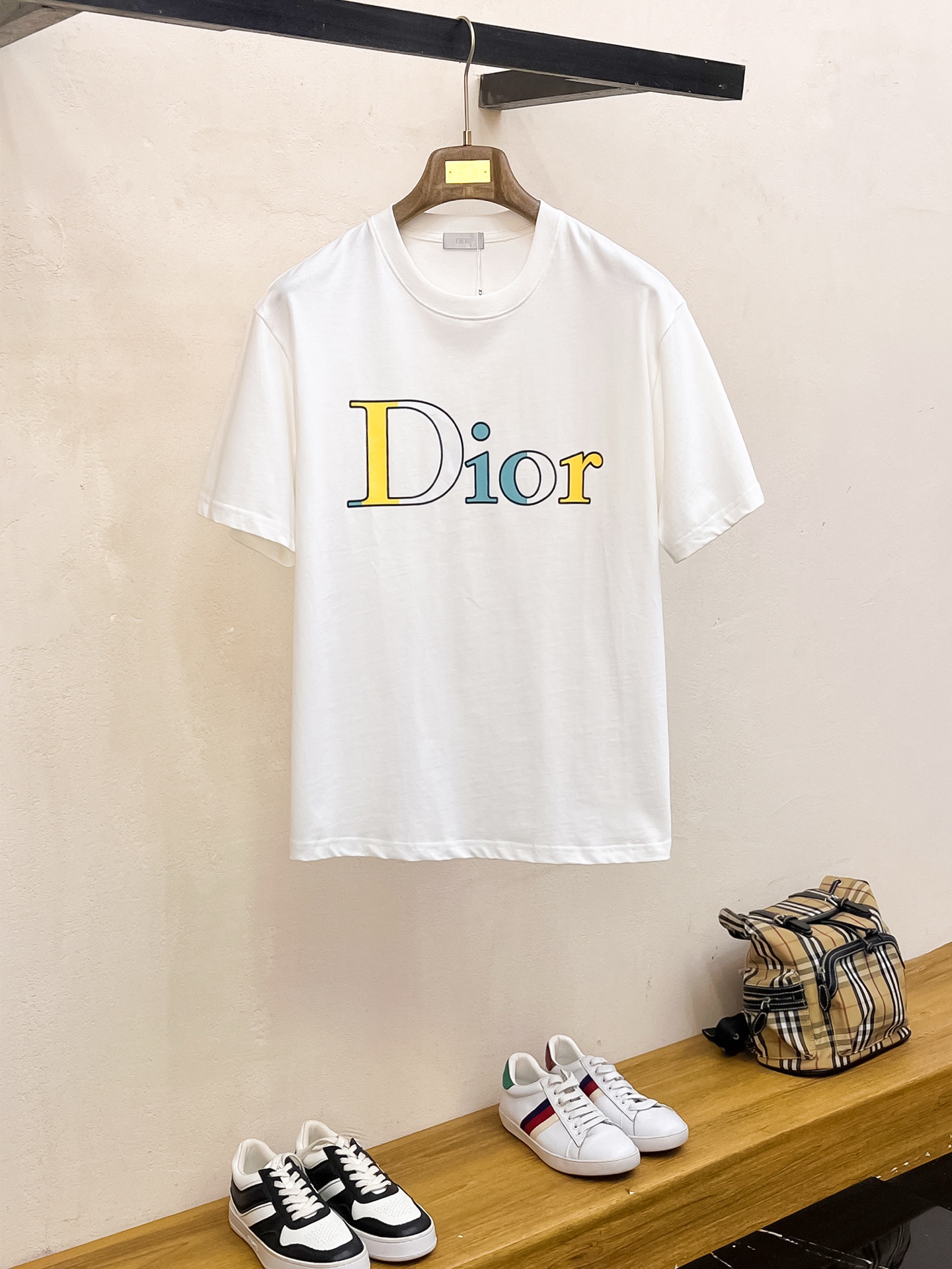 NO:134573,Ss Dijia Pure Cotton Latest Fabric (The highest version) The letter Dior on the chest is a classic logo with the logo, the simple and trendy short sleeves, the top quality counter original single short sleeves, the top production process imported fabric, the unique design of the counter model, using imported high-end customized fabrics. The official website is on sale!  Excellent fabric pattern, size..Black and white M-3XL,,dior,dior,T-shirt,alexander wang19860909ss迪家纯棉最新面料（最高版本）胸前字母dior拔印工艺经典标识图案logo时尚简约潮流短袖,最顶级的品质专柜原单短袖,顶级制作工艺进口面料,专柜款独特设计,采用进口高端订制面料.官网在售！面料版型超赞 码数..黑白色 M-3XL,,dior,dior,T-shirt,alexander wang,Men's clothing