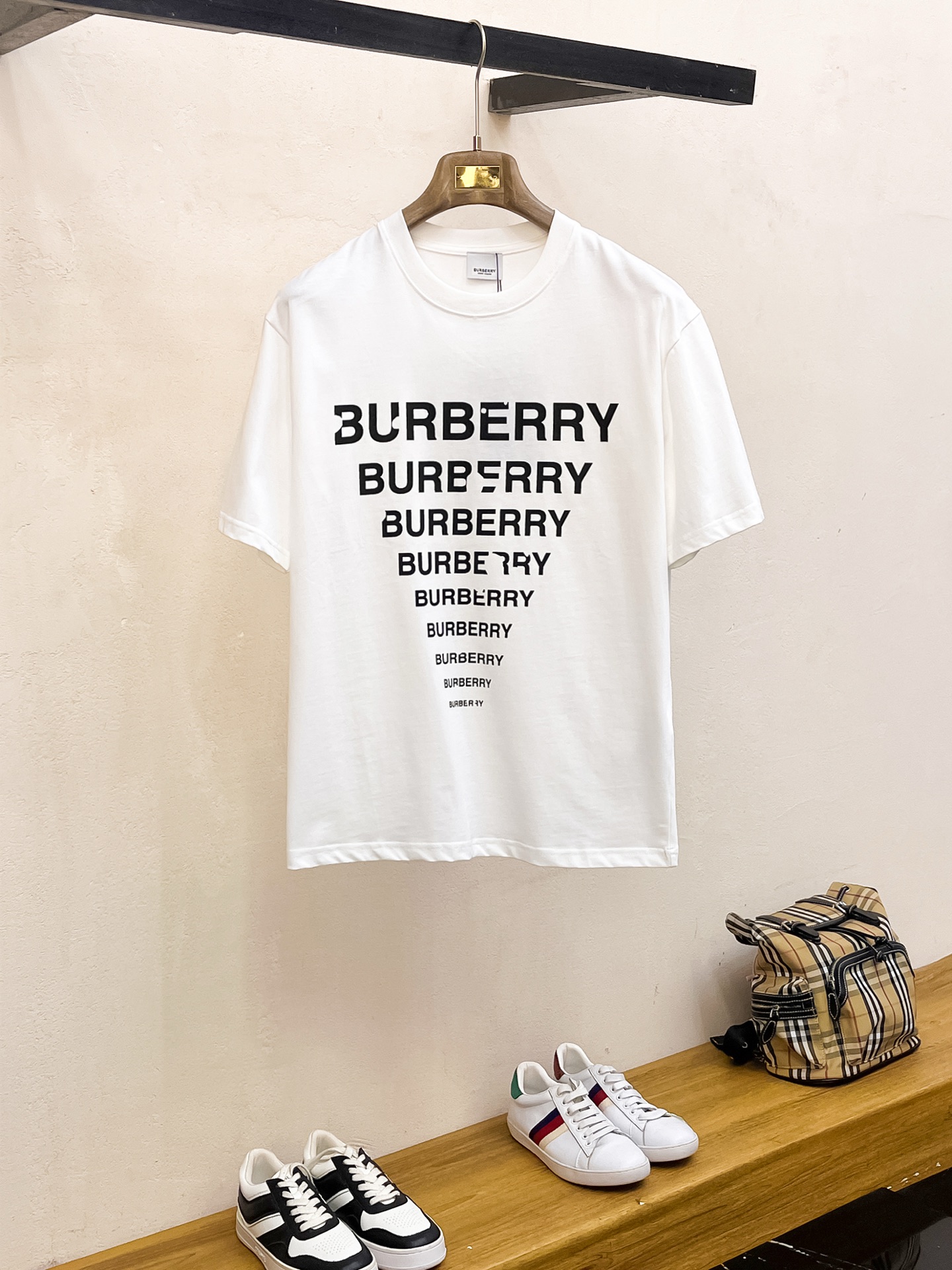 NO:134576,The latest fabric of ss Paris home pure cotton (highest version) BAL letter direct spray printing craft classic logo pattern logo fashionable simple trendy short sleeves, top quality counter original single short sleeves, top production craft imported fabric, unique design of counter style, using imported high-end customized fabrics. The official website is on sale!  Excellent fabric fit, size..Black and white M-3XL,,balenciaga,T-shirt,alexander wang19860909ss巴黎家纯棉最新面料（最高版本）胸前BAL字母直喷印花工艺经典标识图案logo时尚简约潮流短袖,最顶级的品质专柜原单短袖,顶级制作工艺进口面料,专柜款独特设计,采用进口高端订制面料.官网在售！面料版型超赞 码数..黑白色 M-3XL,,balenciaga,T-shirt,alexander wang,Men's clothing