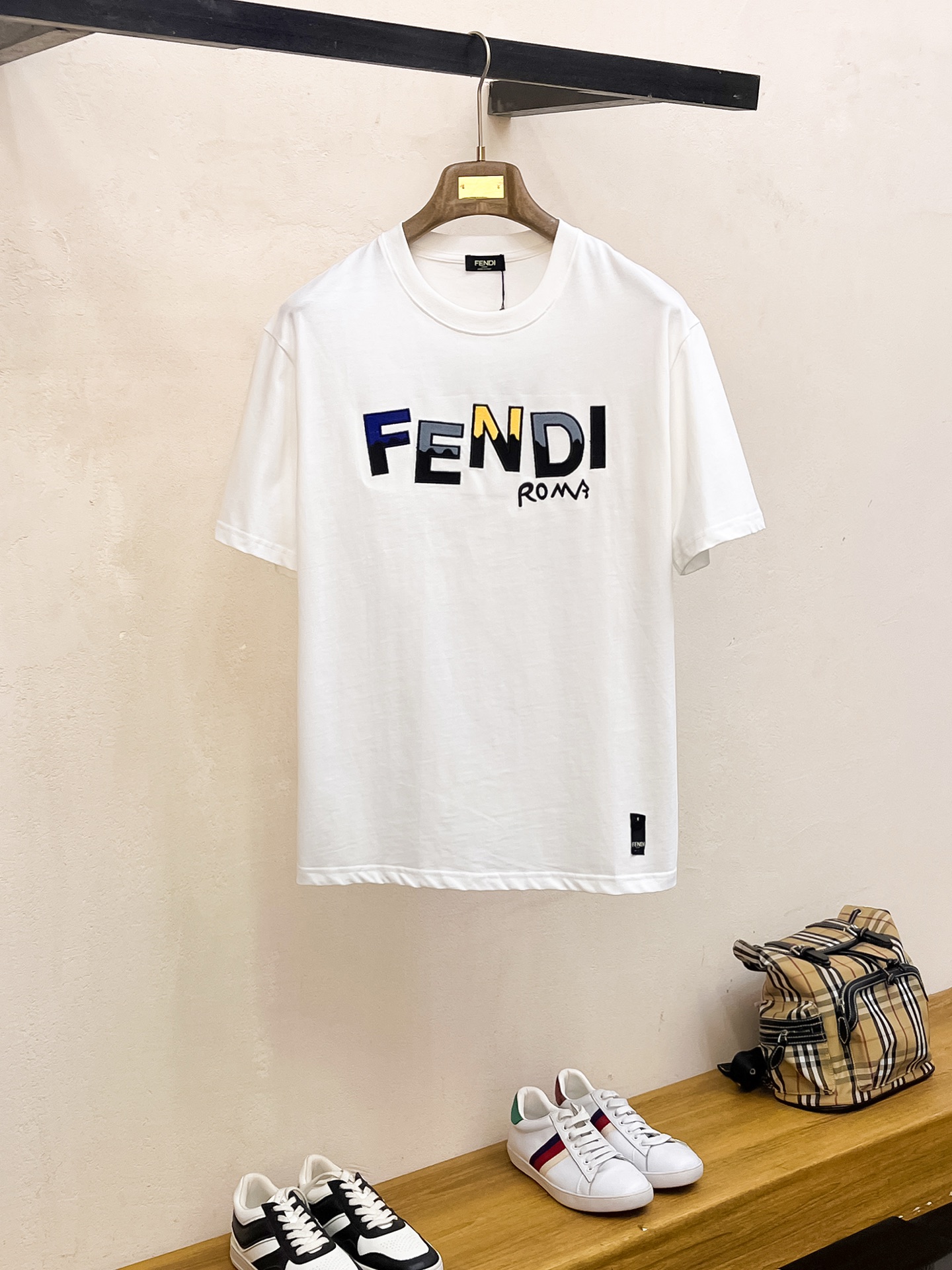 NO:134579,Ss Fenjia Pure Cotton Latest Fabric (The highest version) on the chest letter FENDI Heavy Industry Embroidery Crafts Classic Logo Fashion Simple Trendy Short Sleeves, Top Quality Counter Original Single Short Sleeves, Top Production Crafts imported fabrics, unique design of the counter model, using imported high-end customized fabrics. The official website is on sale!  Excellent fabric fit, size..Black and white M-3XL,,fendi,fendi,T-shirt,alexander wang19860909ss芬家纯棉最新面料（最高版本）胸前字母FENDI重工刺绣工艺经典标识图案logo时尚简约潮流短袖,最顶级的品质专柜原单短袖,顶级制作工艺进口面料,专柜款独特设计,采用进口高端订制面料.官网在售！面料版型超赞 码数..黑白色 M-3XL,,fendi,fendi,T-shirt,alexander wang,Men's clothing