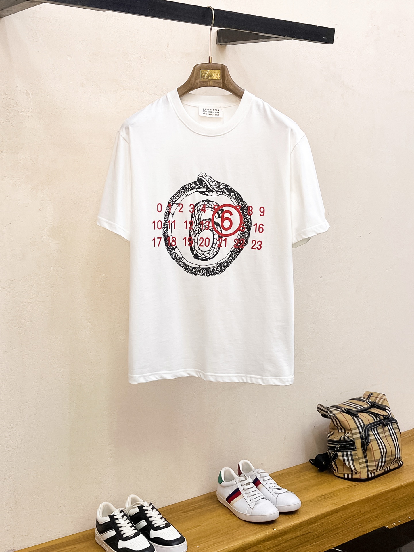 NO:134577,Ss Majilajia Pure Cotton Latest Fabric (The highest version) Snake Year Daji chest Majila logo printing craft classic logo pattern logo fashionable simple trendy short sleeves, the top quality counter original single short sleeves, top production craft imported fabric, the counter model is uniquely designed, using imported high-end customized fabrics. The official website is on sale!  Excellent fabric pattern, size..Black and white M-3XL,,masion margiela,T-shirt,alexander wang19860909ss马吉拉家纯棉最新面料（最高版本）蛇年大吉胸前马吉拉标识印花工艺经典标识图案logo时尚简约潮流短袖,最顶级的品质专柜原单短袖,顶级制作工艺进口面料,专柜款独特设计,采用进口高端订制面料.官网在售！面料版型超赞 码数..黑白色 M-3XL,,masion margiela,T-shirt,alexander wang,Men's clothing