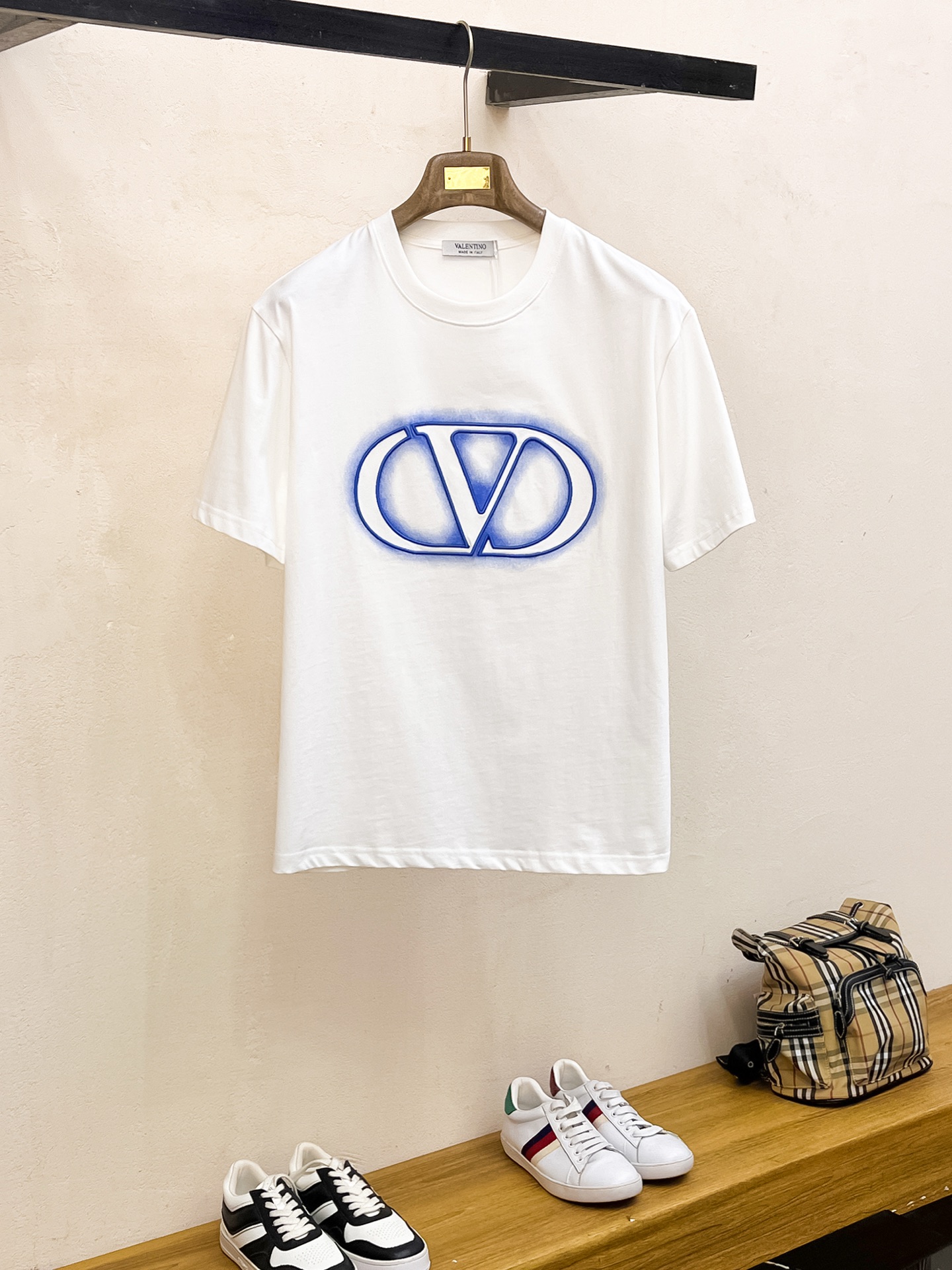 NO:134580,Ss Warren Home Pure Cotton Latest Fabric (The Highest Version) Chest Logo Printing   Embroidery Craft Classic Logo Fashion Simple Trendy Short Sleeves, Top Quality Counter Original Single Short Sleeves, Top Production Craft Imported Fabrics, Special Design of the Counter Model, Use Imported High-end Customized Fabrics. Official Website is on sale!  Excellent fabric style, size..Black and white M-3XL, valentino, T-shirt, alexander wang19860909ss华伦家纯棉最新面料（最高版本）胸前标识印花 刺绣工艺经典标识图案logo时尚简约潮流短袖,最顶级的品质专柜原单短袖,顶级制作工艺进口面料,专柜款独特设计,采用进口高端订制面料.官网在售！面料版型超赞 码数..黑白色 M-3XL,,valentino,T-shirt,alexander wang,Men's clothing