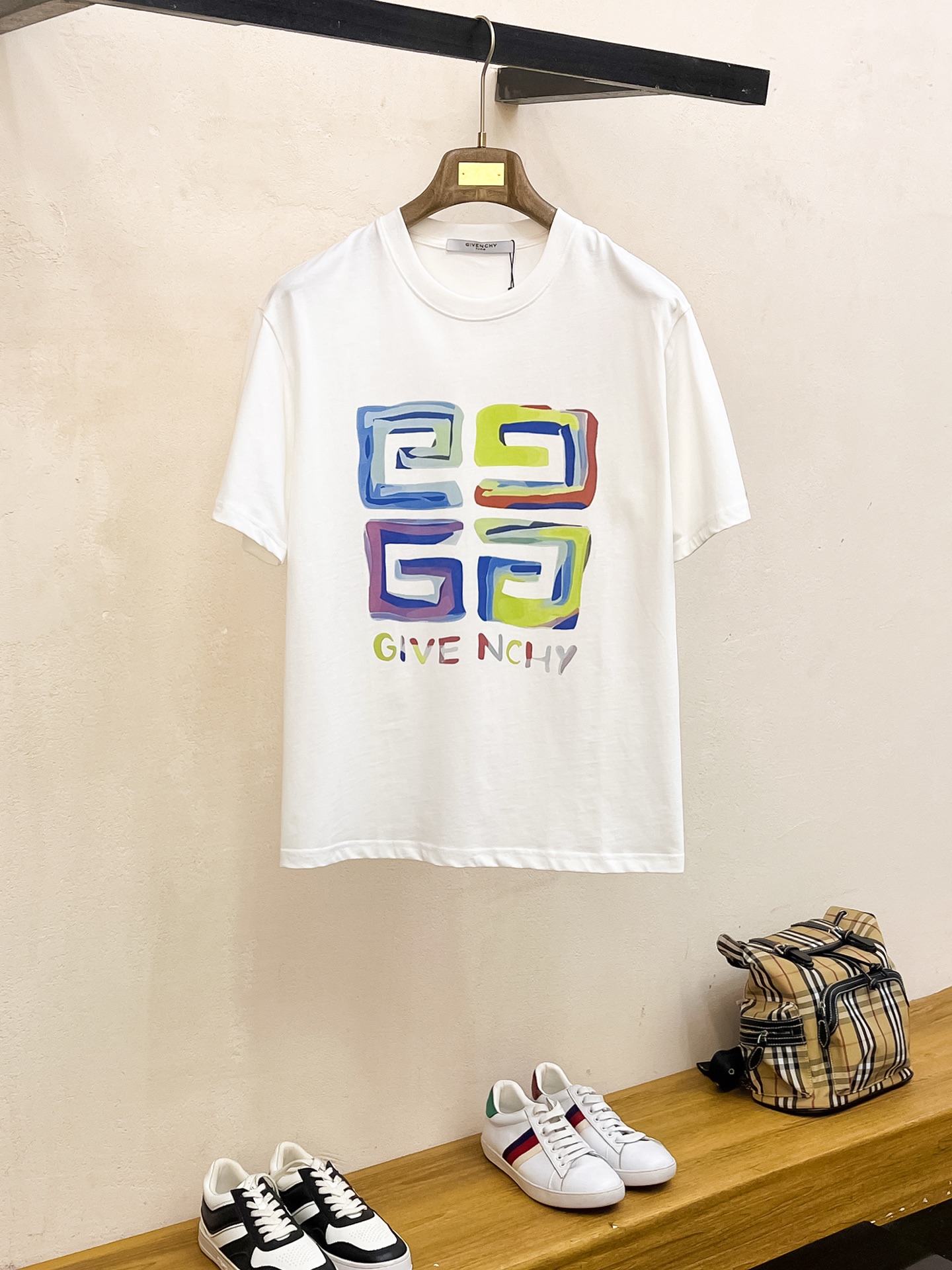 NO:134583,SS Jijia Pure Cotton Latest Fabric (The highest version) GIV letter printing craftsmanship, classic logo, logo, fashionable, simple and trendy short sleeves, the top quality counter original single short sleeves, top production crafts imported fabric, unique design of the counter model, using imported high-end customized fabrics. The official website is on sale!  Excellent fabric fit, size..Black and white M-3XL,,T-shirt,alexander wang19860909ss纪家纯棉最新面料（最高版本）胸前GIV字母印花工艺经典标识图案logo时尚简约潮流短袖,最顶级的品质专柜原单短袖,顶级制作工艺进口面料,专柜款独特设计,采用进口高端订制面料.官网在售！面料版型超赞 码数..黑白色 M-3XL,,T-shirt,alexander wang,Men's clothing