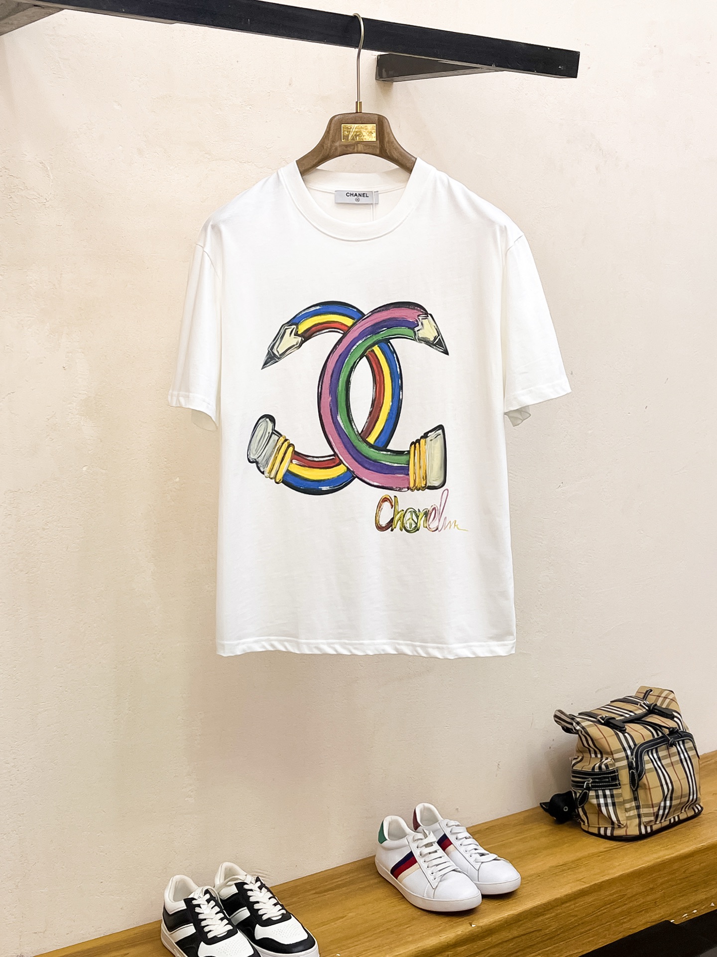 NO:134561,Ss Xiangjia Pure Cotton Latest Fabric (The highest version) Chanel logo on the chest graffiti printing crafts classic logo pattern logo fashionable simple trendy short sleeves, top quality counter original single short sleeves, top production craft imported fabrics, unique design of the counter model, using imported high-end customized fabrics. The official website is on sale!  Excellent fabric fit, size..Black and white M-3XL, chanel, chanel, T-shirt, alexander wang19860909ss香家纯棉最新面料（最高版本）胸前香奈儿标识涂鸦印花工艺经典标识图案logo时尚简约潮流短袖,最顶级的品质专柜原单短袖,顶级制作工艺进口面料,专柜款独特设计,采用进口高端订制面料.官网在售！面料版型超赞 码数..黑白色 M-3XL,,chanel,chanel,T-shirt,alexander wang,Men's clothing