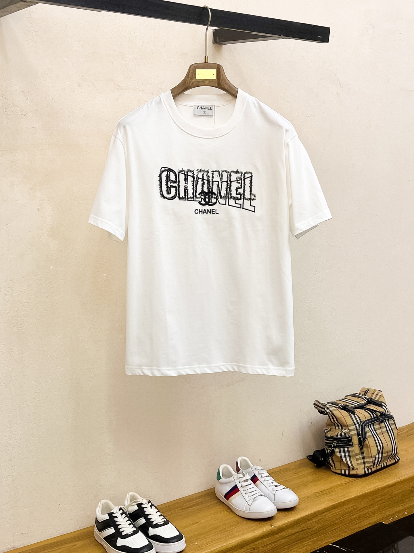 NO:134564,Ss Xiangjia Pure Cotton Latest Fabric (The highest version) CHA letter embroidery crafts classic logo pattern logo fashionable simple trendy short sleeves, the top quality counter original single short sleeves, the top production process imported fabric, the counter model is uniquely designed, using imported high-end customized fabrics. The official website is on sale!  Excellent fabric pattern, size..Black and white M-3XL, chanel, T-shirt, alexander wang19860909ss香家纯棉最新面料（最高版本）CHA字母刺绣工艺经典标识图案logo时尚简约潮流短袖,最顶级的品质专柜原单短袖,顶级制作工艺进口面料,专柜款独特设计,采用进口高端订制面料.官网在售！面料版型超赞 码数..黑白色 M-3XL,,chanel,T-shirt,alexander wang,Men's clothing