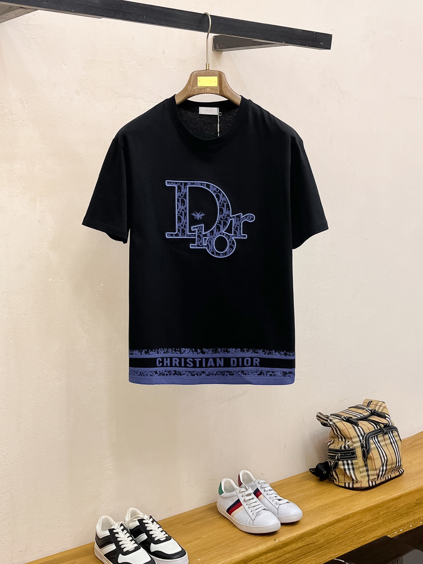 NO:419993,Price adjustment. Price adjustment (the market has imitation version and accurate craftsmanship and fabrics) 25ss Dior pure cotton latest fabric (highest version) classic logo pattern logo fashionable simple trendy short sleeves, the top quality counter original single short sleeves, top production craft imported fabrics, the counter model is uniquely designed, using imported high-end customized fabrics. The official website is on sale!  Excellent fabric fit, size..Black and white M-3XL,,dior,T-shirt,alexander wang19860909调价.调价（市场有仿版认准工艺和面料） 25ss迪奥纯棉最新面料（最高版本）经典标识图案logo时尚简约潮流短袖,最顶级的品质专柜原单短袖,顶级制作工艺进口面料,专柜款独特设计,采用进口高端订制面料.官网在售！面料版型超赞 码数..黑白色 M-3XL,,dior,T-shirt,alexander wang,Men's clothing