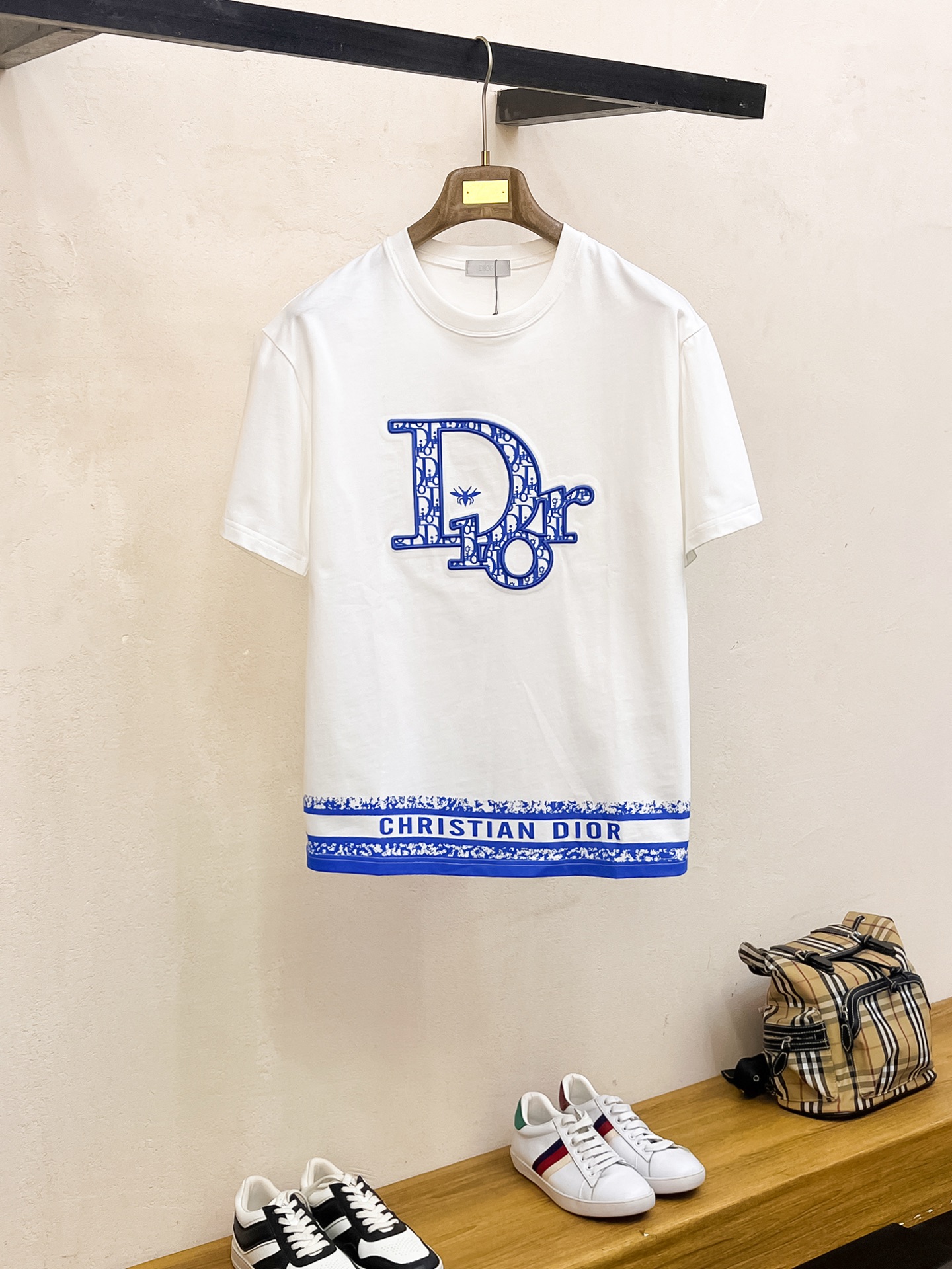 NO:133103,Ss Dijia Pure Cotton Latest Fabric (The highest version) The letter Dior Heavy Industry Embroidery Hem Contrast Color Print Classic Logo Fashion Simple Trendy Short Sleeves, the top quality counter original single short sleeves, the top production process imported fabric, the counter model is uniquely designed, using imported high-end customized fabrics. The official website is on sale!  Excellent fabric pattern, size..Black and white M-3XL,,dior,dior,T-shirt,alexander wang19860909ss迪家纯棉最新面料（最高版本）胸前字母Dior重工刺绣下摆撞色印花经典标识图案logo时尚简约潮流短袖,最顶级的品质专柜原单短袖,顶级制作工艺进口面料,专柜款独特设计,采用进口高端订制面料.官网在售！面料版型超赞 码数..黑白色 M-3XL,,dior,dior,T-shirt,alexander wang,Men's clothing