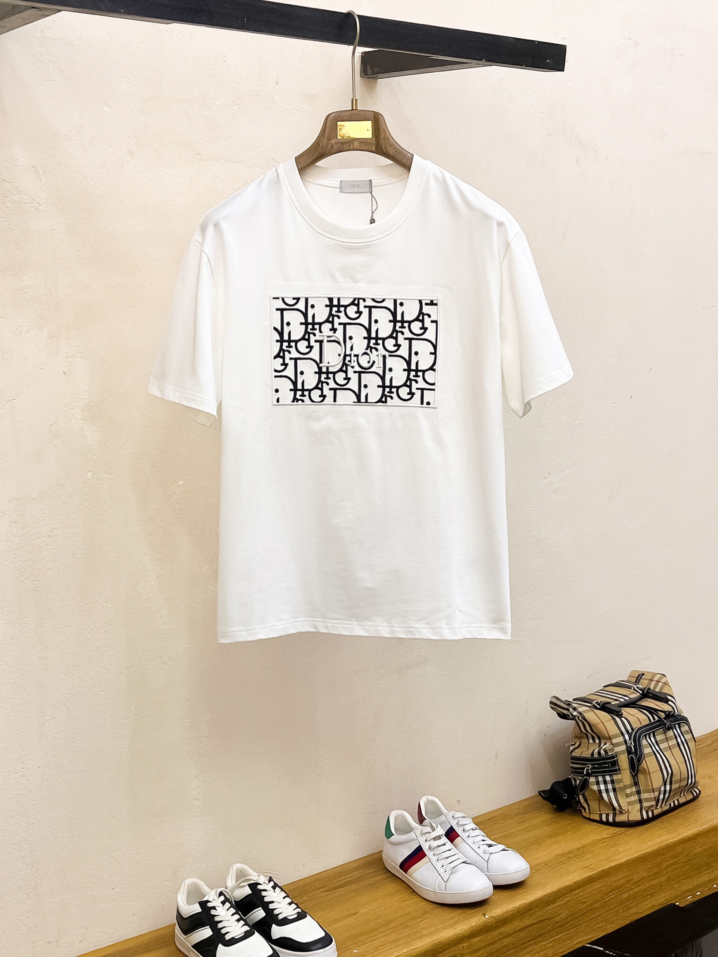 NO:133115,Ss Dijia Pure Cotton Latest Fabric (The highest version) Dior superimposed heavy-work embroidery classic logo pattern logo fashionable simple trendy short sleeves, top quality counter original single short sleeves, top production process imported fabric, unique design of the counter model, using imported high-end customized fabrics. The official website is on sale!  Excellent fabric pattern, size..Black and white M-3XL,,dior,dior,T-shirt,alexander wang19860909ss迪家纯棉最新面料（最高版本）胸前Dior叠加重工刺绣经典标识图案logo时尚简约潮流短袖,最顶级的品质专柜原单短袖,顶级制作工艺进口面料,专柜款独特设计,采用进口高端订制面料.官网在售！面料版型超赞 码数..黑白色 M-3XL,,dior,dior,T-shirt,alexander wang,Men's clothing