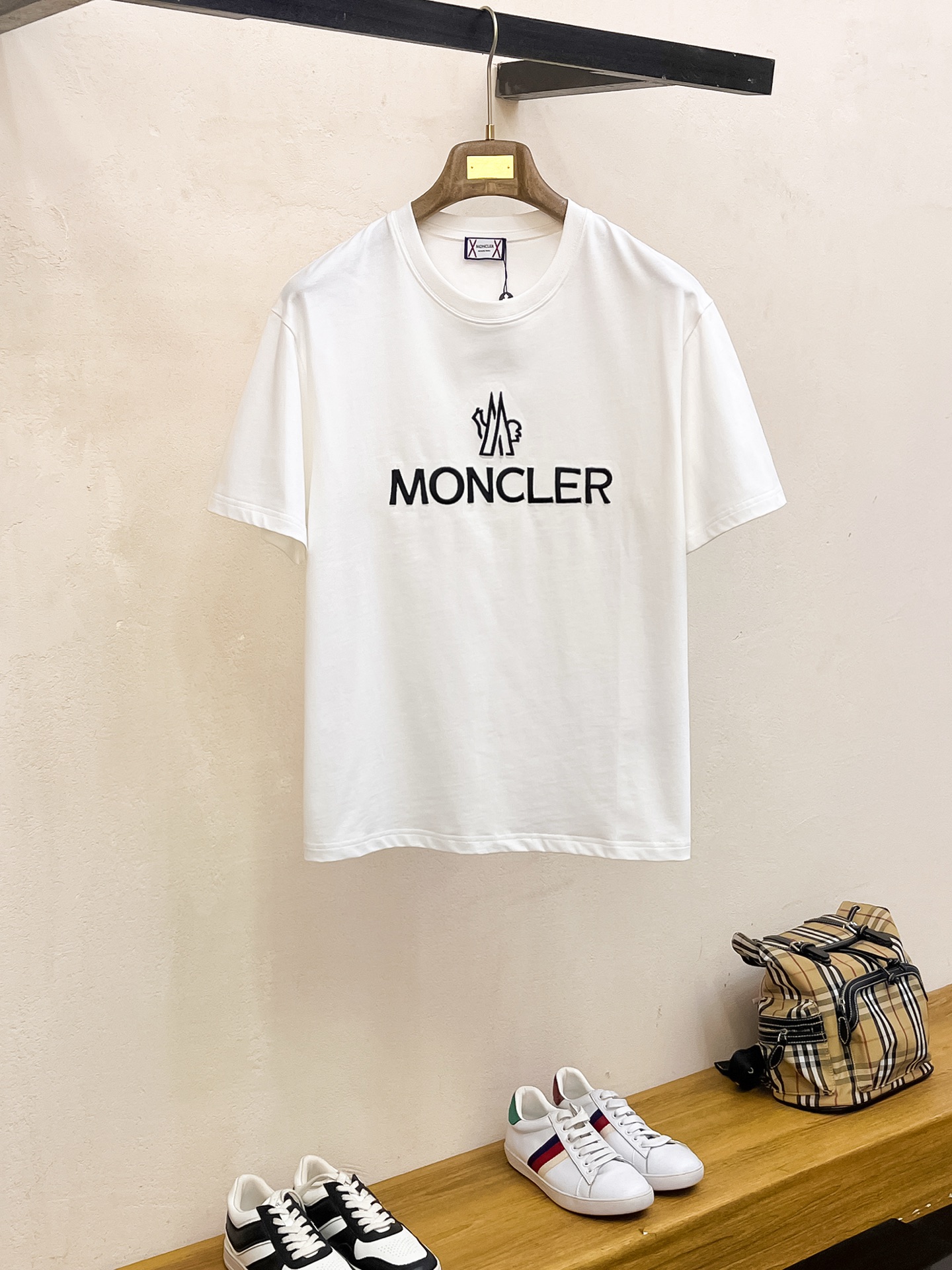 NO:133094,Ss Mengjia Pure Cotton Latest Fabric (The highest version) The ss Mengjia Puzzle MON letter embroidery classic logo pattern logo fashionable simple trendy short sleeves, the top quality counter original single short sleeves, the top production process imported fabric, the counter model is uniquely designed, using imported high-end customized fabrics. The official website is on sale!  Excellent fabric fit, size..Black and white M-3XL, Moncler, T-shirt, alexander wang19860909ss蒙家纯棉最新面料（最高版本）胸前蒙口MON字母刺绣经典标识图案logo时尚简约潮流短袖,最顶级的品质专柜原单短袖,顶级制作工艺进口面料,专柜款独特设计,采用进口高端订制面料.官网在售！面料版型超赞 码数..黑白色 M-3XL,,Moncler,T-shirt,alexander wang,Men's clothing