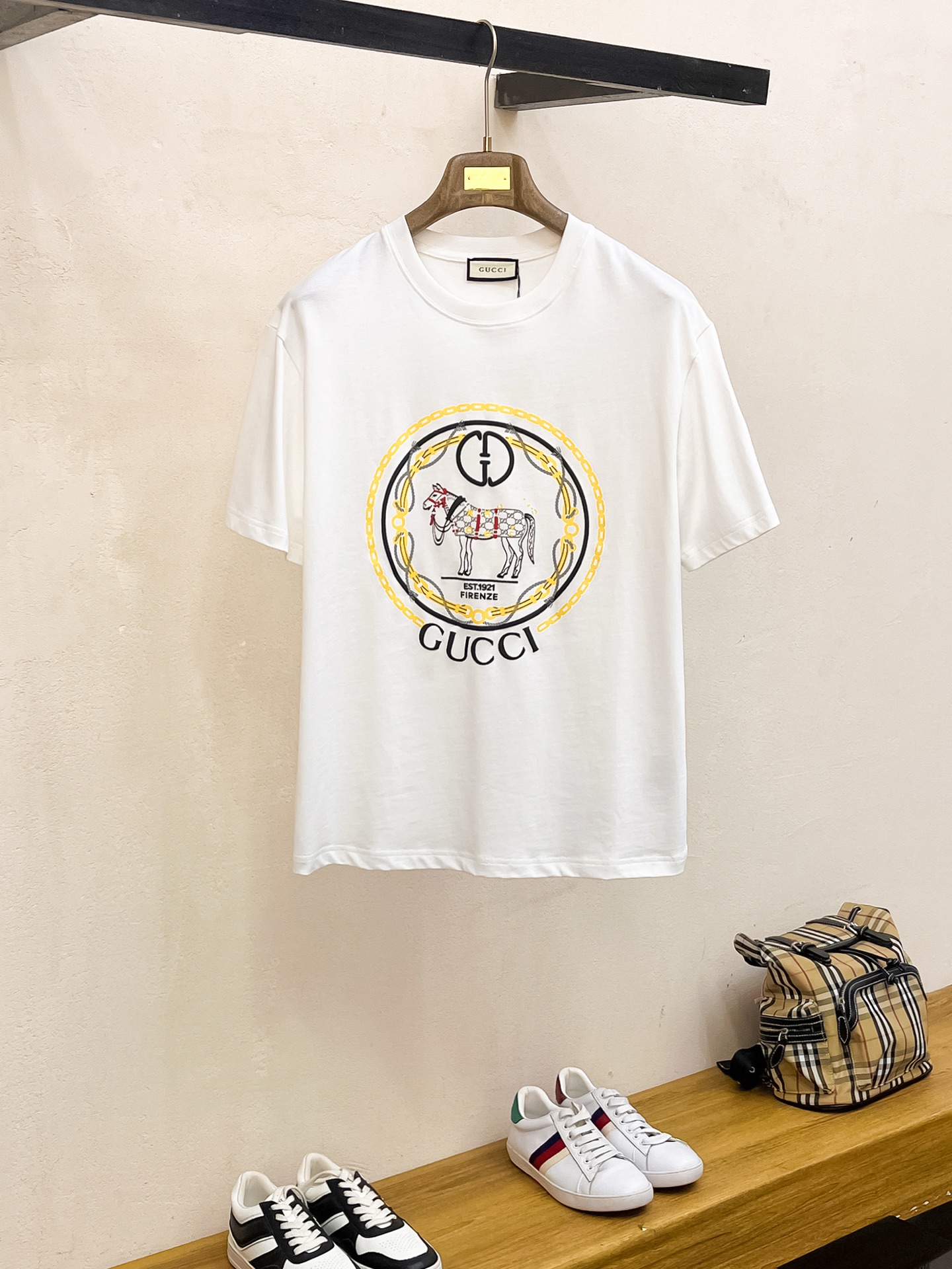 NO:133106,Ss Gujia Pure Cotton Latest Fabric (The highest version) Letter Cartoon Logo on the chest, foam printing, classic logo, logo, fashionable, simple and trendy short sleeves, the top quality counter original single short sleeves, top production craft imported fabric, unique design of the counter model, using imported high-end customized fabrics. The official website is on sale!  Excellent fabric pattern, size..Black and white M-3XL, gucci, T-shirt, alexander wang19860909ss古家纯棉最新面料（最高版本）胸前字母卡通标识发泡印经典标识图案logo时尚简约潮流短袖,最顶级的品质专柜原单短袖,顶级制作工艺进口面料,专柜款独特设计,采用进口高端订制面料.官网在售！面料版型超赞 码数..黑白色 M-3XL,,gucci,T-shirt,alexander wang,Men's clothing