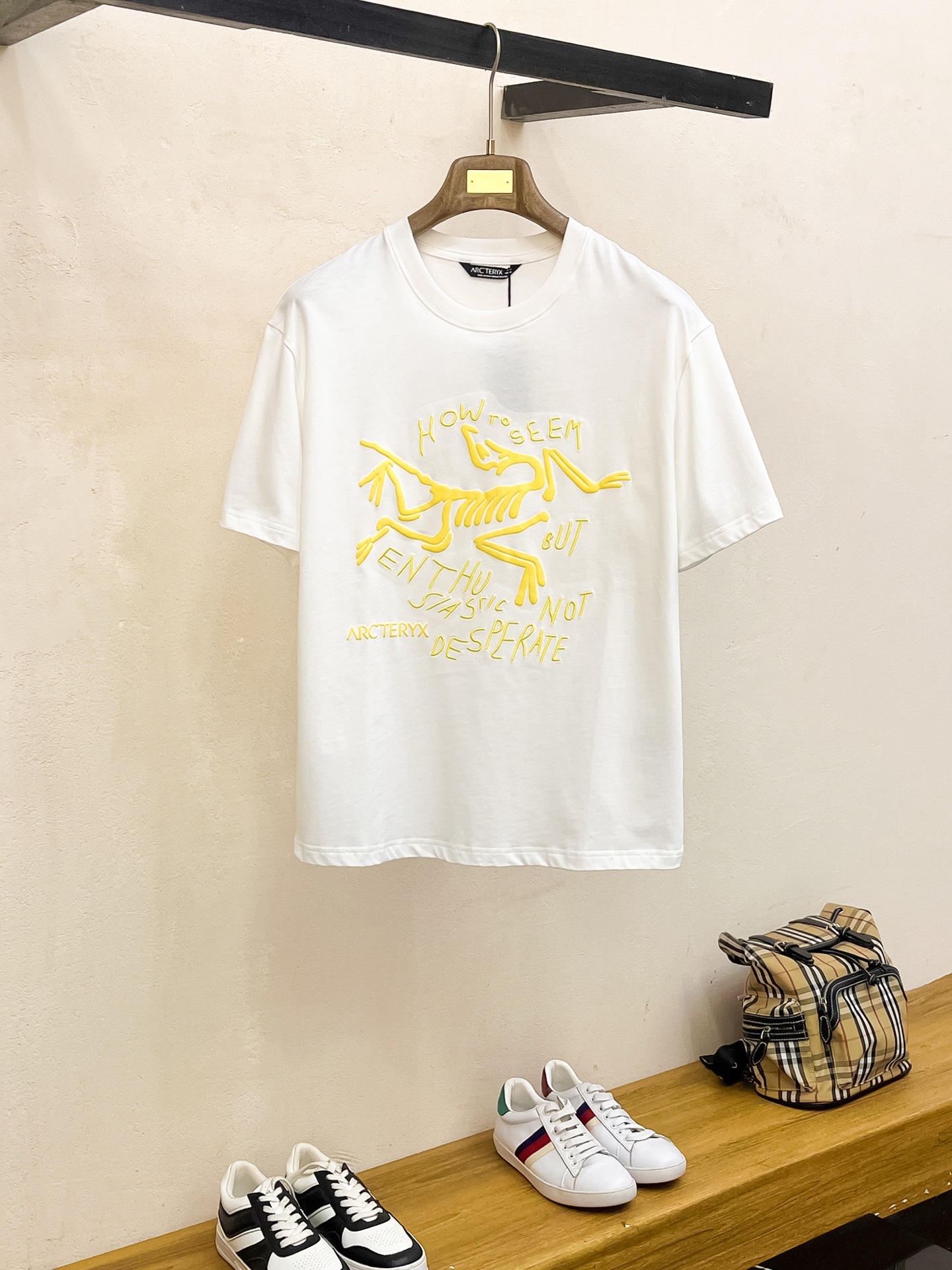 NO:133112,The latest fabric of ss Arctic Bird's pure cotton (highest version) The Arctic Bird's foam   letter embroidery dual crafts classic logo pattern logo fashionable simple trendy short sleeves, the top quality counter original single short sleeves, the top production process imported fabric, the counter model unique design, using imported high-end customized fabrics. The official website is on sale!  Excellent fabric fit, size..Black and white M-3XL,,jil sanderarc'teryx,T-shirt,alexander wang19860909ss始祖鸟家纯棉最新面料（最高版本）胸前始祖鸟发泡 字母刺绣双工艺经典标识图案logo时尚简约潮流短袖,最顶级的品质专柜原单短袖,顶级制作工艺进口面料,专柜款独特设计,采用进口高端订制面料.官网在售！面料版型超赞 码数..黑白色 M-3XL,,jil sanderarc'teryx,T-shirt,alexander wang,Men's clothing