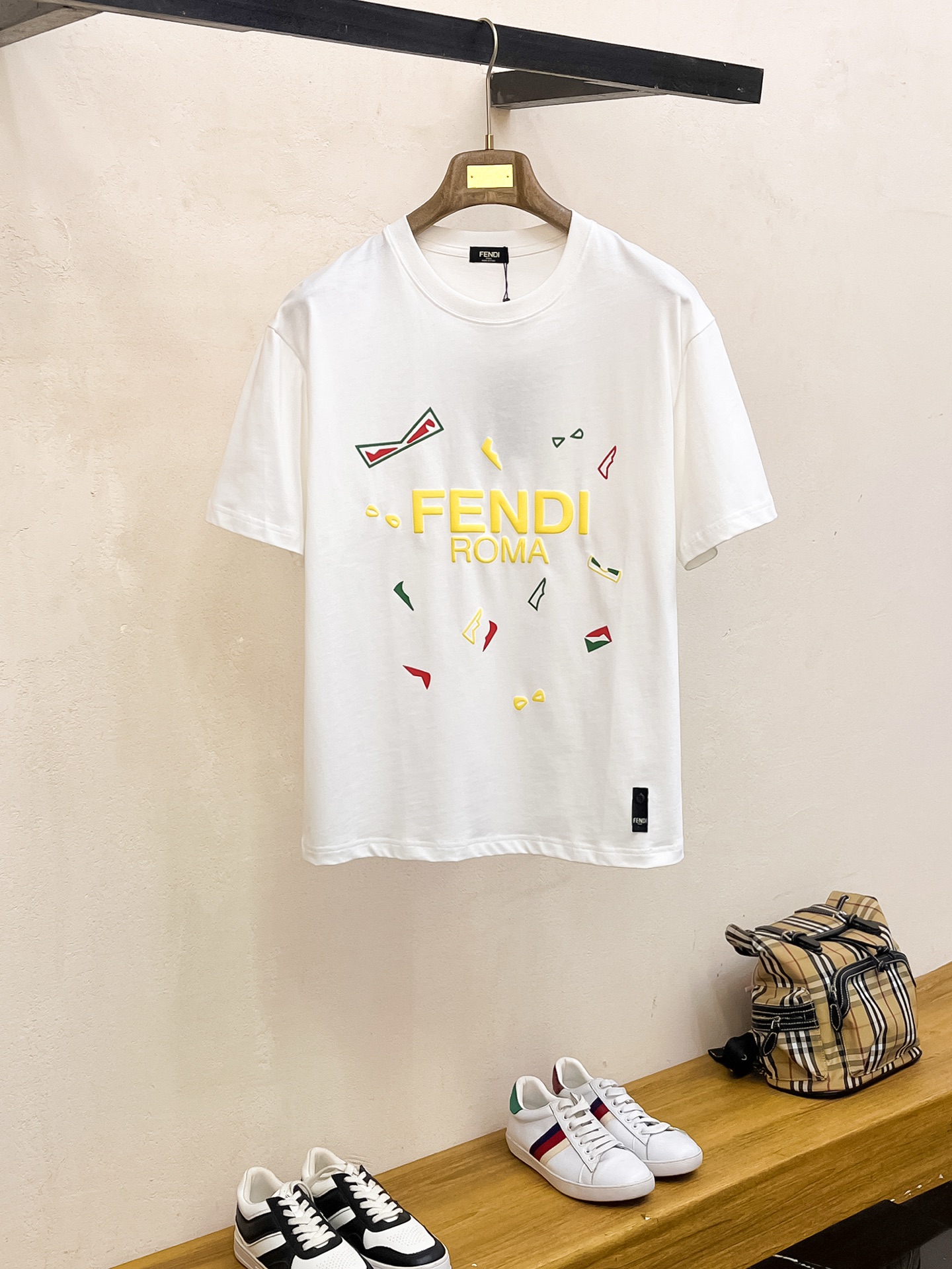 NO:133109,Ss Fenjia Pure Cotton Latest Fabric (The highest version) The letter foam on the chest FENDI classic logo print pattern logo fashionable simple trendy short sleeves, the top quality counter original single short sleeves, the top production process imported fabric, the counter model is uniquely designed, using imported high-end customized fabrics. The official website is on sale!  Excellent fabric size..Black and white M-3XL,,fendi,fendi,T-shirt,alexander wang19860909ss芬家纯棉最新面料（最高版本）胸前字母发泡FENDI经典标识印花图案logo时尚简约潮流短袖,最顶级的品质专柜原单短袖,顶级制作工艺进口面料,专柜款独特设计,采用进口高端订制面料.官网在售！面料版型超赞 码数..黑白色 M-3XL,,fendi,fendi,T-shirt,alexander wang,Men's clothing