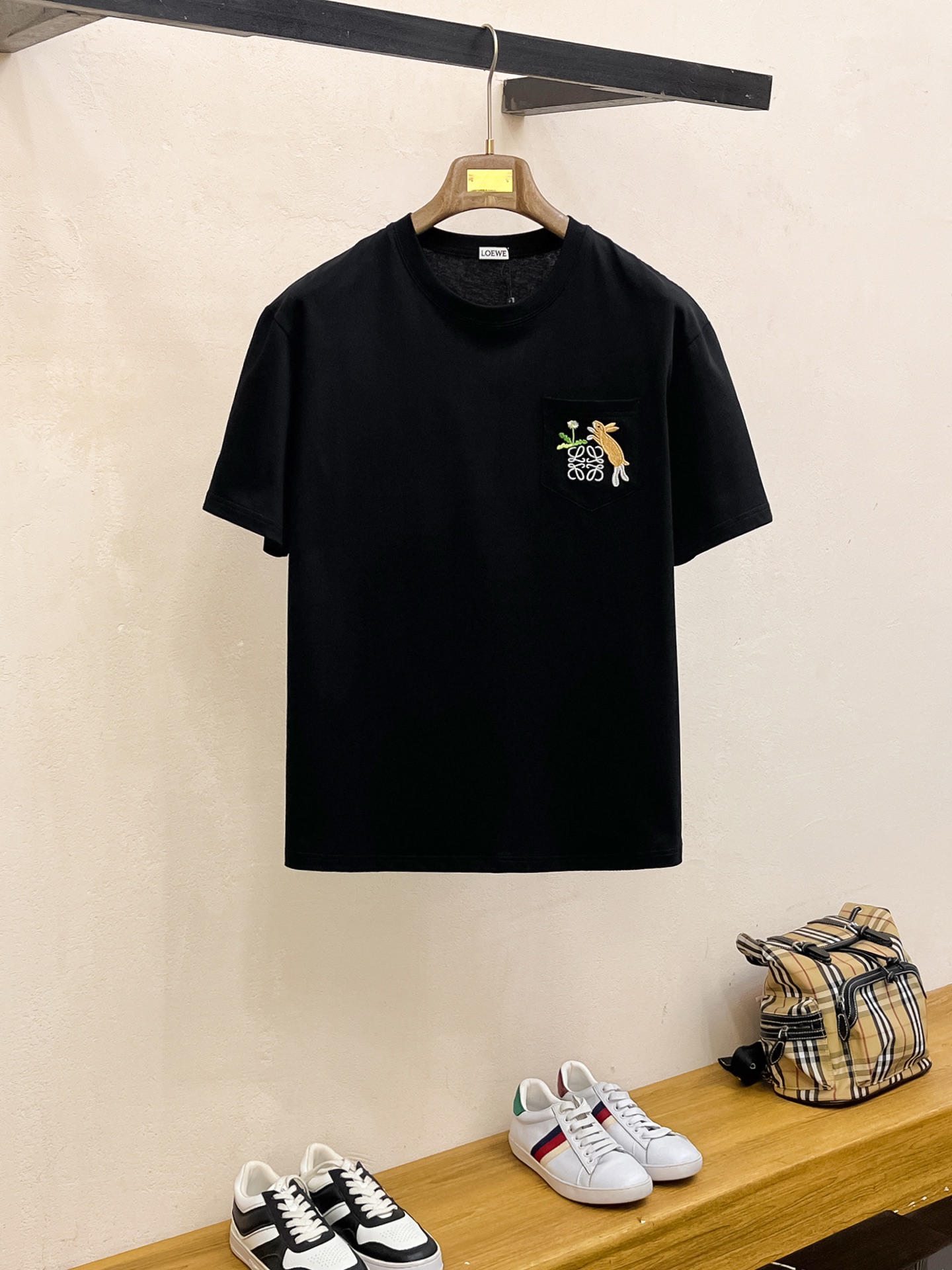 NO:420005,Price adjustment. Price adjustment (the market has imitation version and accurate craftsmanship and fabrics) 25ss Luo Yiwei pure cotton latest fabric (highest version) classic logo pattern logo fashionable simple trendy short sleeves, the top quality counter original single short sleeves, the top production process imported fabric, the counter model is uniquely designed, using imported high-end customized fabrics. The official website is on sale!  Excellent fabric fit, size..Black and white M-3XL,,loewe,T-shirt,alexander wang19860909调价.调价（市场有仿版认准工艺和面料） 25ss罗意威纯棉最新面料（最高版本）经典标识图案logo时尚简约潮流短袖,最顶级的品质专柜原单短袖,顶级制作工艺进口面料,专柜款独特设计,采用进口高端订制面料.官网在售！面料版型超赞 码数..黑白色 M-3XL,,loewe,T-shirt,alexander wang,Men's clothing