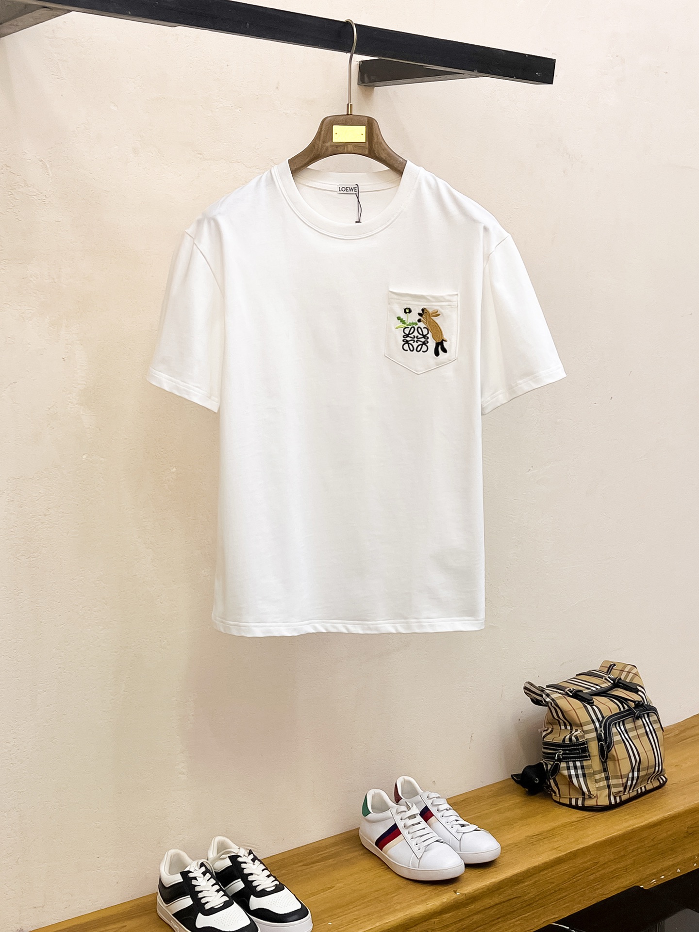 NO:133095,Ss Loiyijia pure cotton latest fabric (highest version) chest pocket cartoon letter embroidery logo classic logo pattern logo fashionable simple trendy short sleeves, top quality counter original single short sleeves, top production craft imported fabric, unique design of counter style, using imported high-end customized fabrics. The official website is on sale!  Excellent fabric fit, size..Black and white M-3XL,,loewe,T-shirt,alexander wang19860909ss罗意家纯棉最新面料（最高版本）胸前口袋卡通字母刺绣标识经典标识图案logo时尚简约潮流短袖,最顶级的品质专柜原单短袖,顶级制作工艺进口面料,专柜款独特设计,采用进口高端订制面料.官网在售！面料版型超赞 码数..黑白色 M-3XL,,loewe,T-shirt,alexander wang,Men's clothing