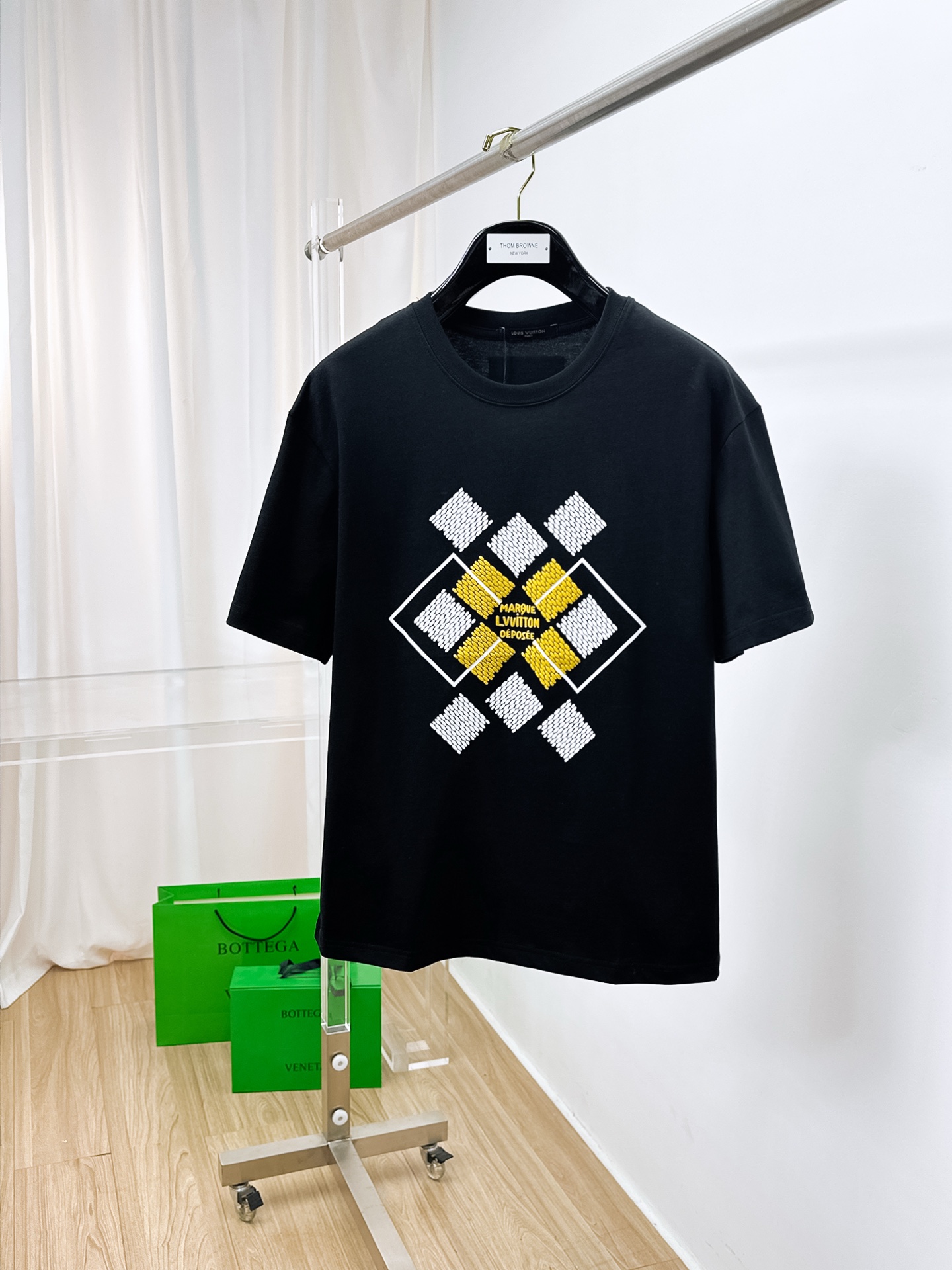 NO:134574,Ss Lotus Cotton’s latest fabric (highest version) on chest LV heavy industry flocking printing craft classic logo logo fashionable simple trendy short sleeves, top quality counter original single short sleeves, top production craft imported fabric, unique design of counter style, using imported high-end customized fabrics. The official website is on sale!  Fabric style, size..Black and white M-3XL,,louis vuitton,louis vuitton,louis vuitton,t-shirt,alexander wang19860909ss驴家纯棉最新面料（最高版本）胸前LV重工植绒印花工艺经典标识图案logo时尚简约潮流短袖,最顶级的品质专柜原单短袖,顶级制作工艺进口面料,专柜款独特设计,采用进口高端订制面料.官网在售！面料版型超赞 码数..黑白色 M-3XL,,louis vuitton,louis vuitton,louis vuitton,T-shirt,alexander wang,Men's clothing